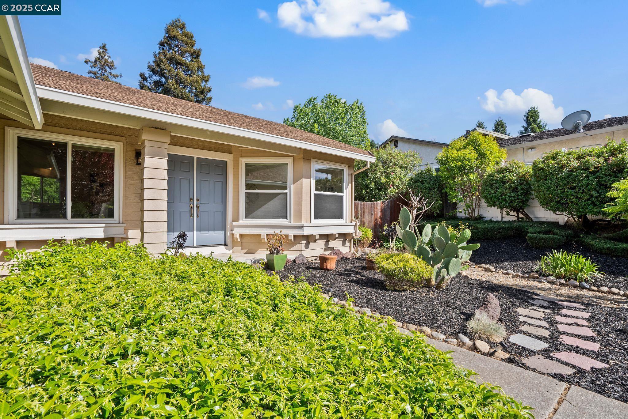 Detail Gallery Image 5 of 35 For 2526 Holly View Drive, Martinez,  CA 94553 - 3 Beds | 2 Baths