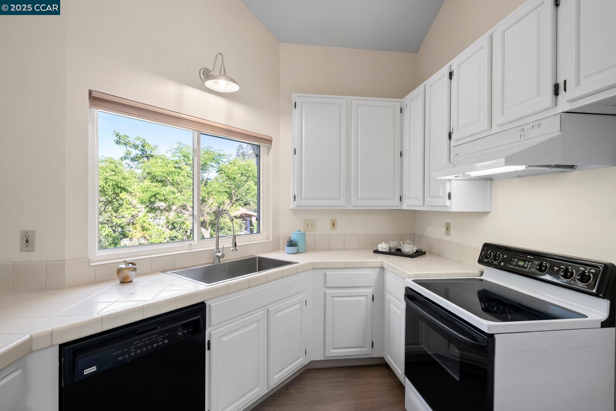 Detail Gallery Image 10 of 35 For 2526 Holly View Drive, Martinez,  CA 94553 - 3 Beds | 2 Baths