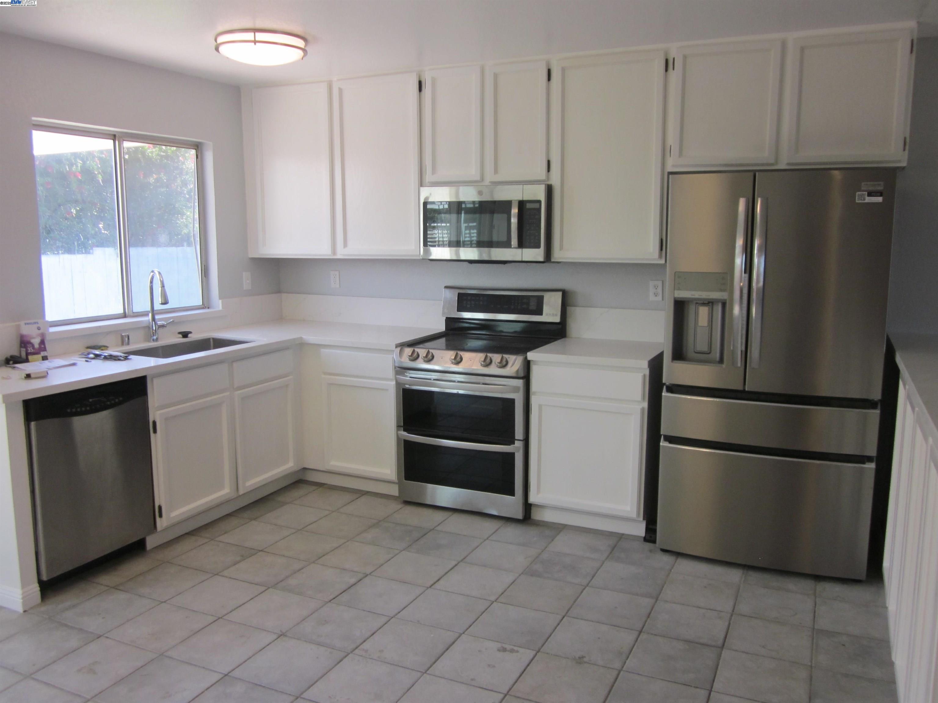 Detail Gallery Image 12 of 43 For 23239 Ernest Ct., Hayward,  CA 94541 - 3 Beds | 2 Baths