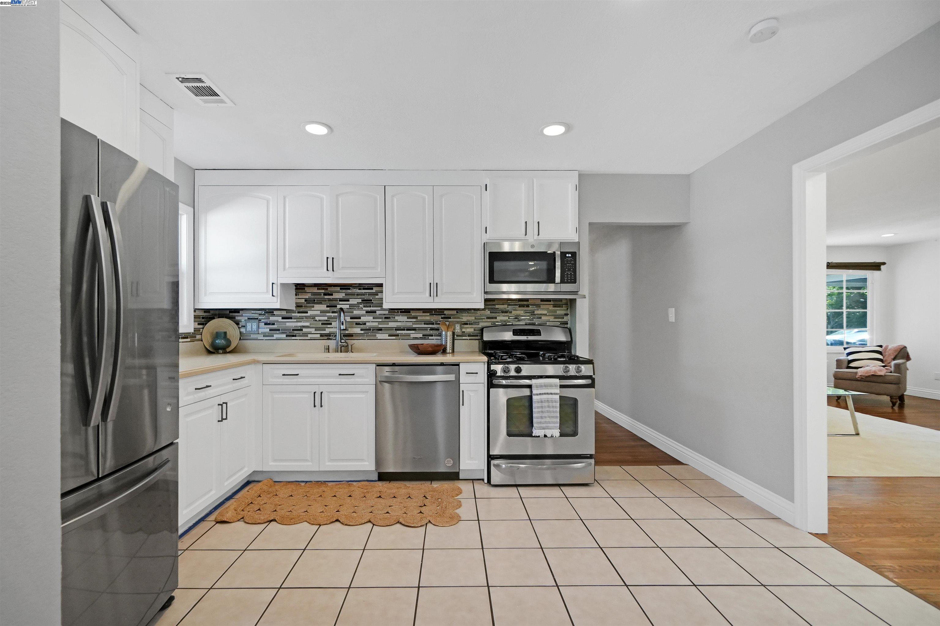 Detail Gallery Image 12 of 37 For 17303 via Andeta, San Lorenzo,  CA 94580 - 3 Beds | 2 Baths