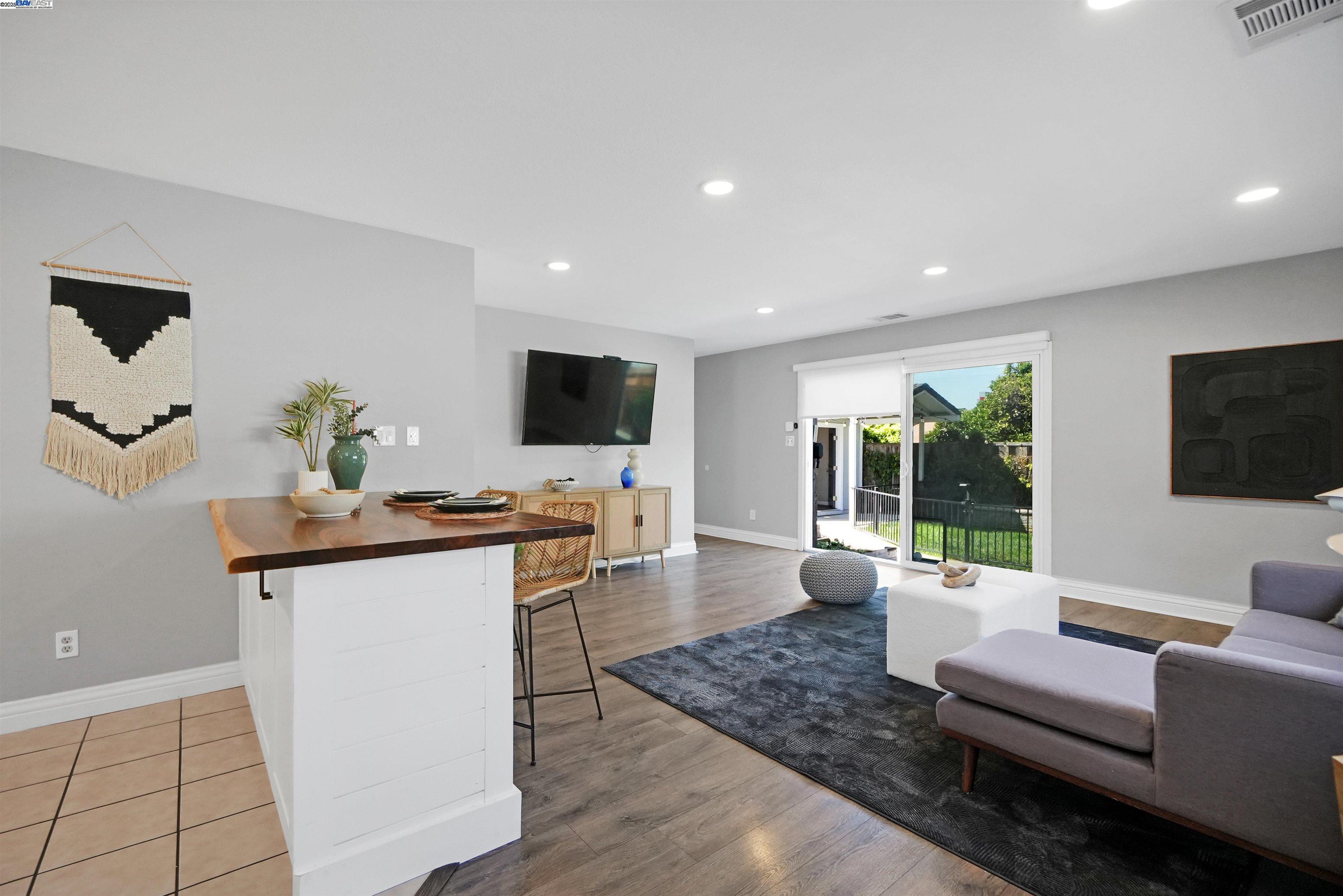 Detail Gallery Image 13 of 37 For 17303 via Andeta, San Lorenzo,  CA 94580 - 3 Beds | 2 Baths