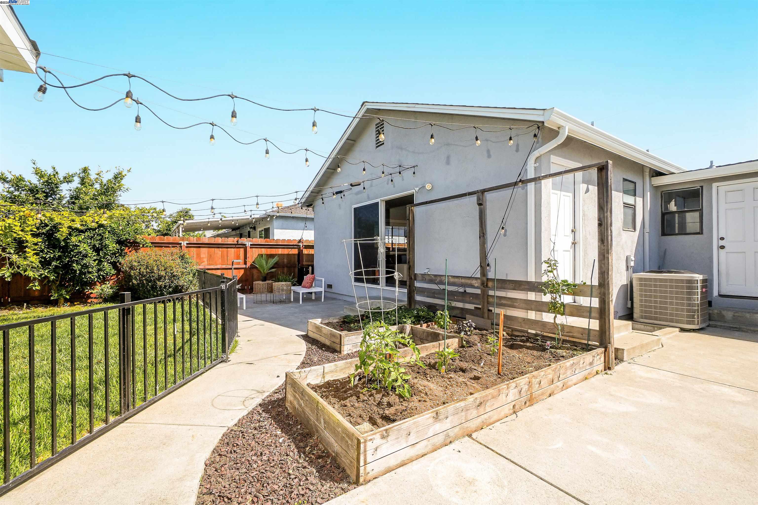 Detail Gallery Image 28 of 37 For 17303 via Andeta, San Lorenzo,  CA 94580 - 3 Beds | 2 Baths