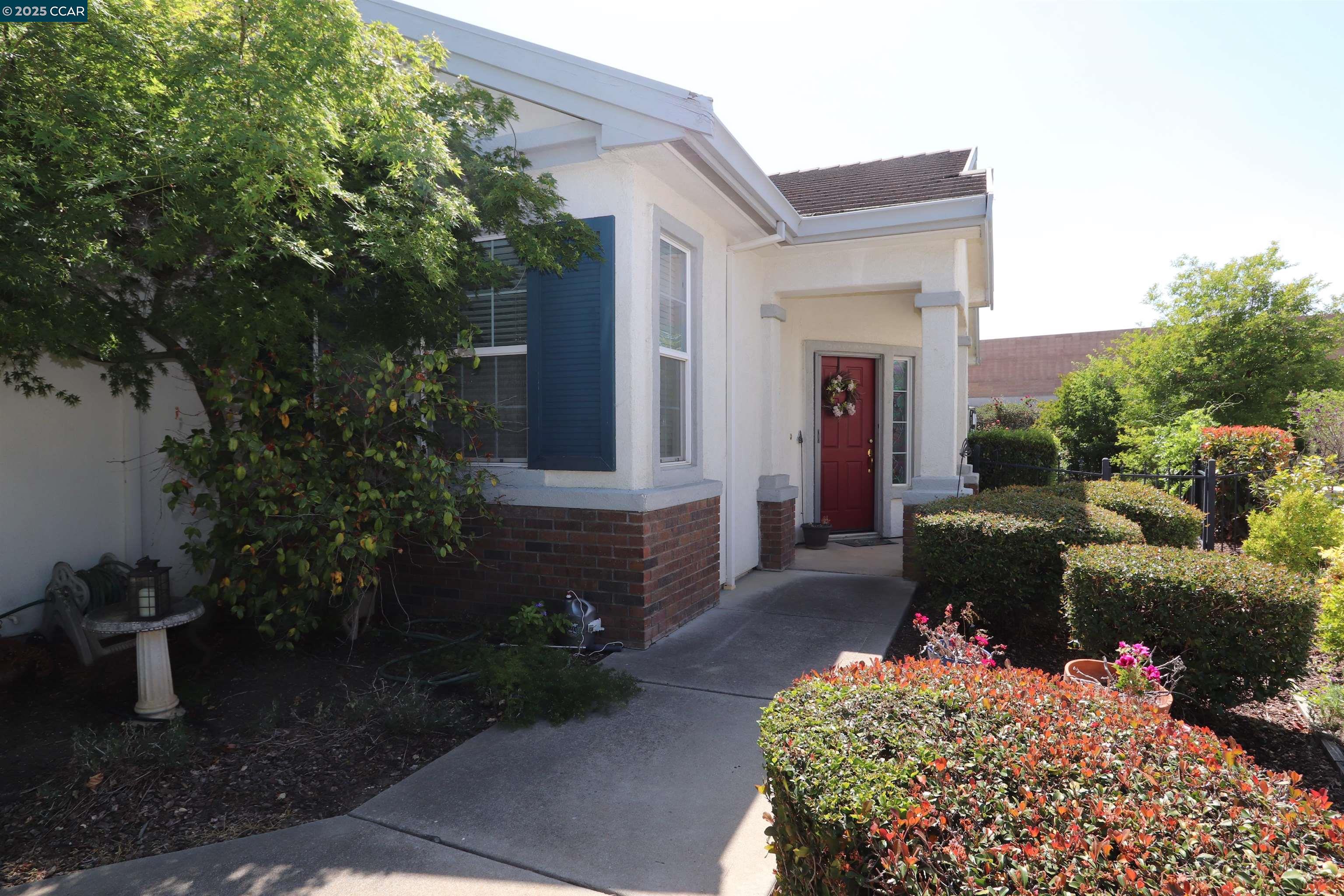 Detail Gallery Image 3 of 25 For 290 Black Amber Way, Brentwood,  CA 94513 - 2 Beds | 2 Baths