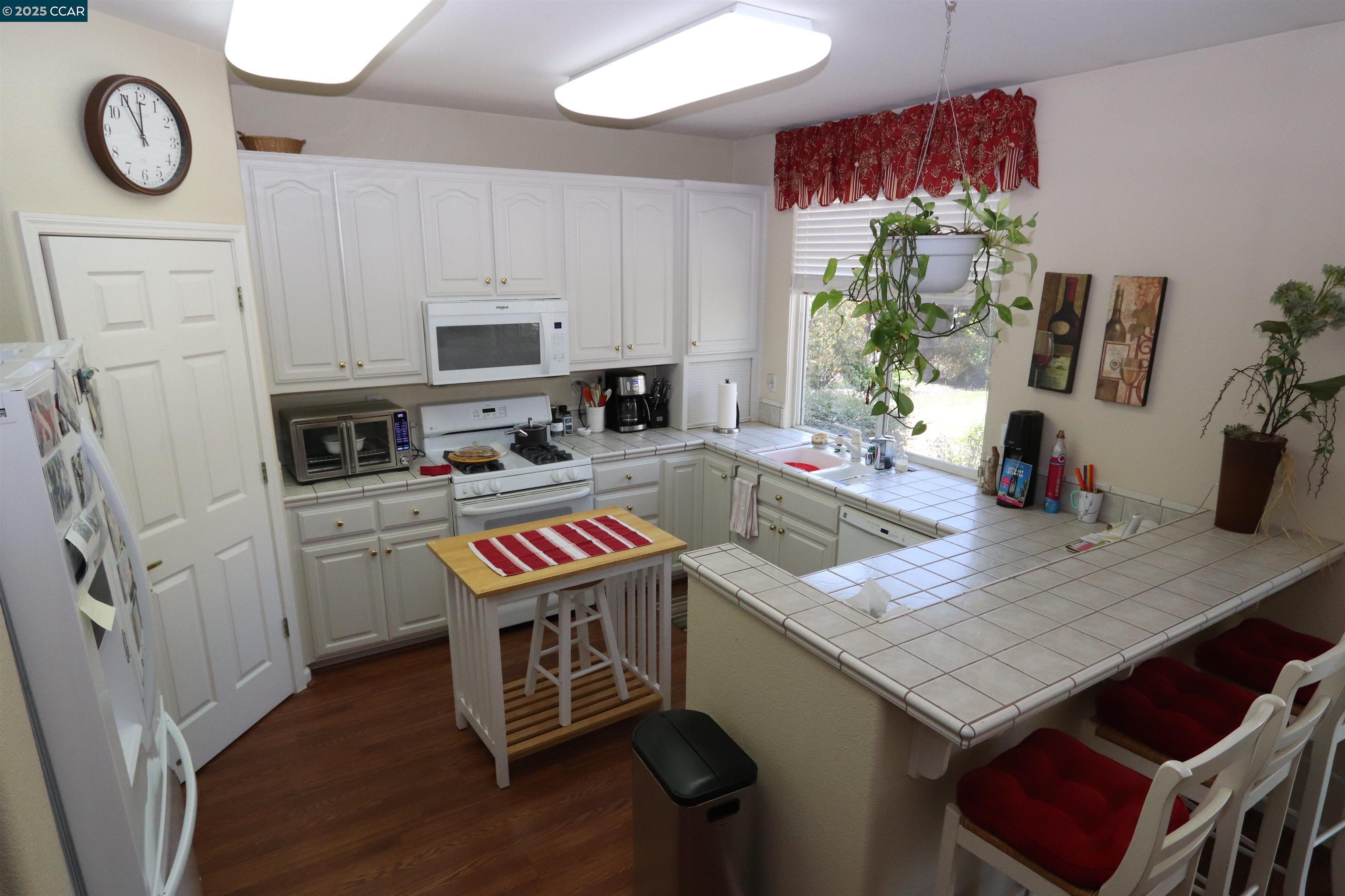 Detail Gallery Image 4 of 25 For 290 Black Amber Way, Brentwood,  CA 94513 - 2 Beds | 2 Baths