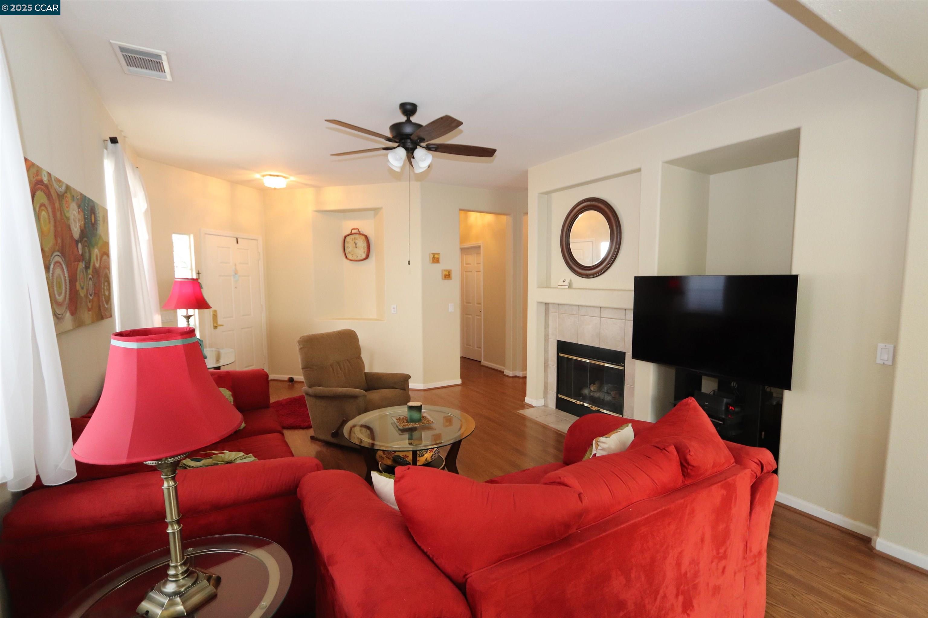 Detail Gallery Image 7 of 25 For 290 Black Amber Way, Brentwood,  CA 94513 - 2 Beds | 2 Baths