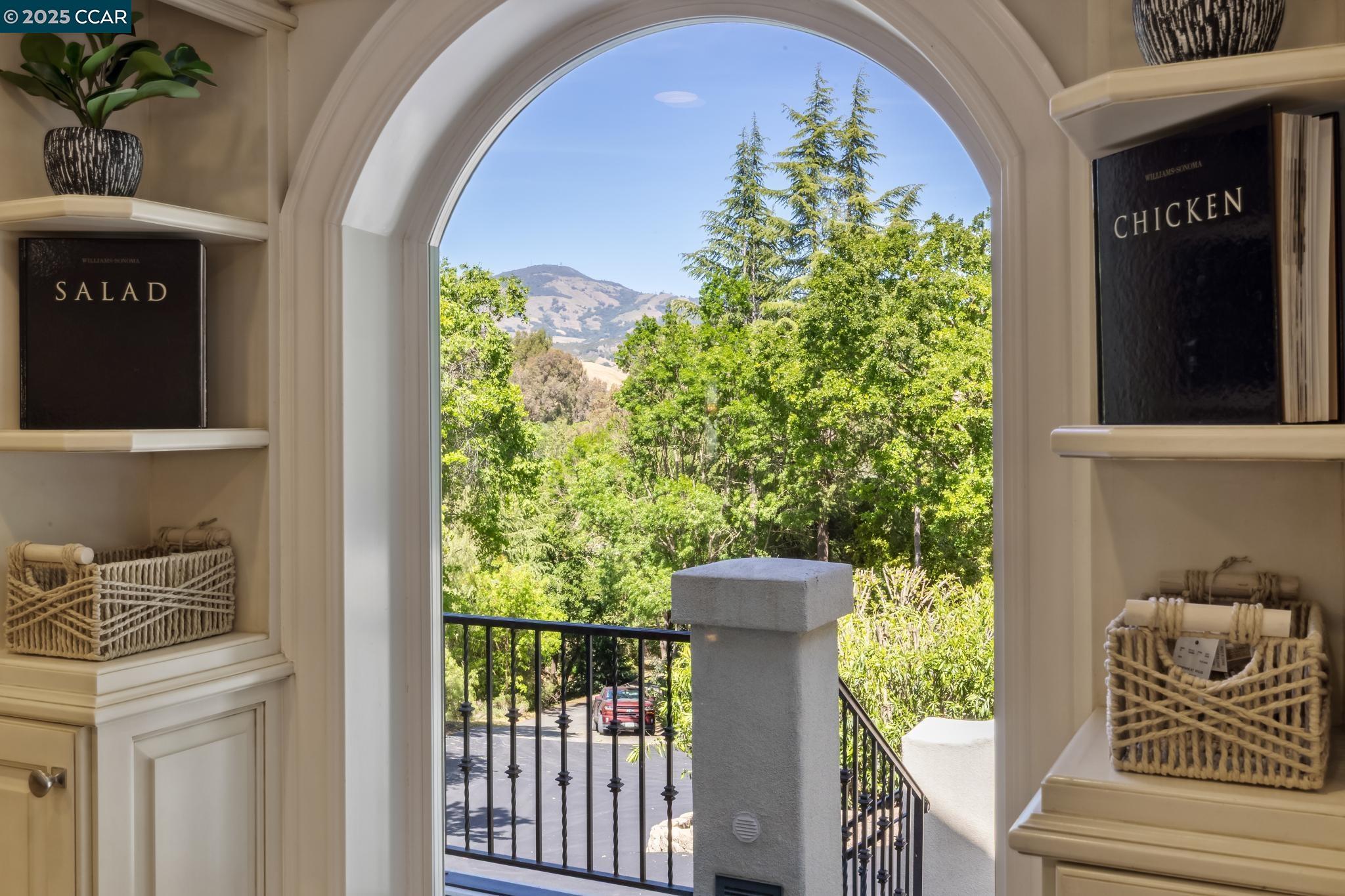 Detail Gallery Image 5 of 60 For 135 Dean Rd, Alamo,  CA 94507 - 6 Beds | 5/1 Baths