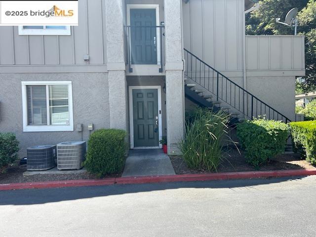 Browse active condo listings in LAKEVIEW