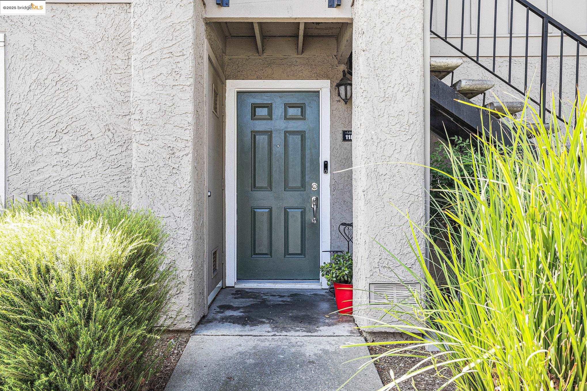 Detail Gallery Image 3 of 28 For 1183 Lakeview Cir, Pittsburg,  CA 94565 - 3 Beds | 2 Baths