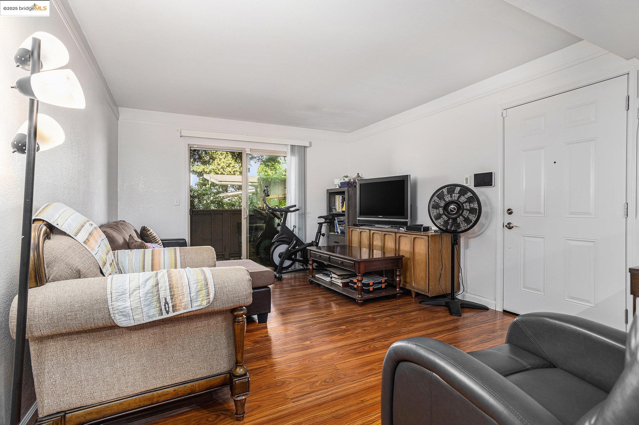 Detail Gallery Image 4 of 28 For 1183 Lakeview Cir, Pittsburg,  CA 94565 - 3 Beds | 2 Baths
