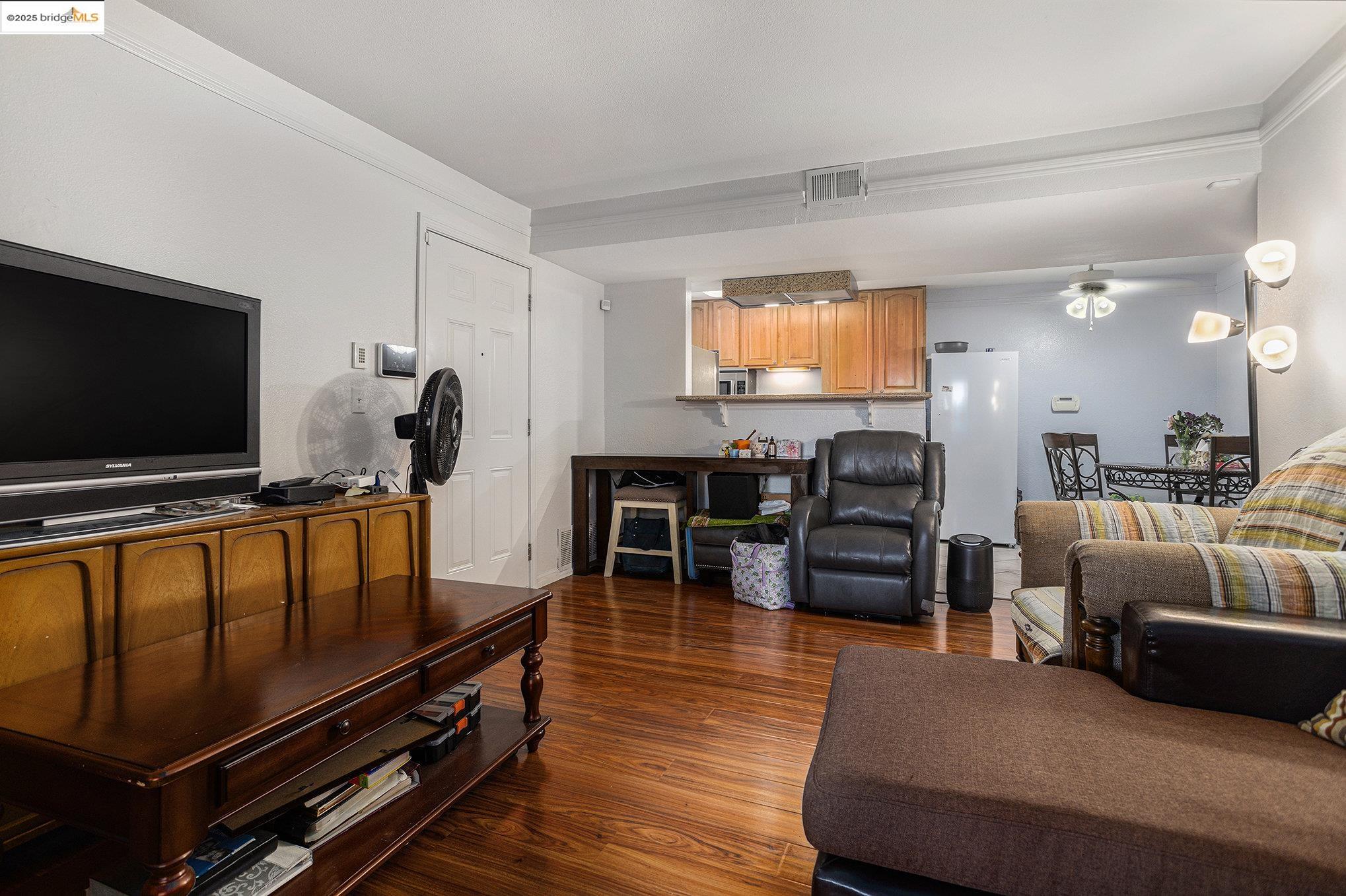 Detail Gallery Image 5 of 28 For 1183 Lakeview Cir, Pittsburg,  CA 94565 - 3 Beds | 2 Baths