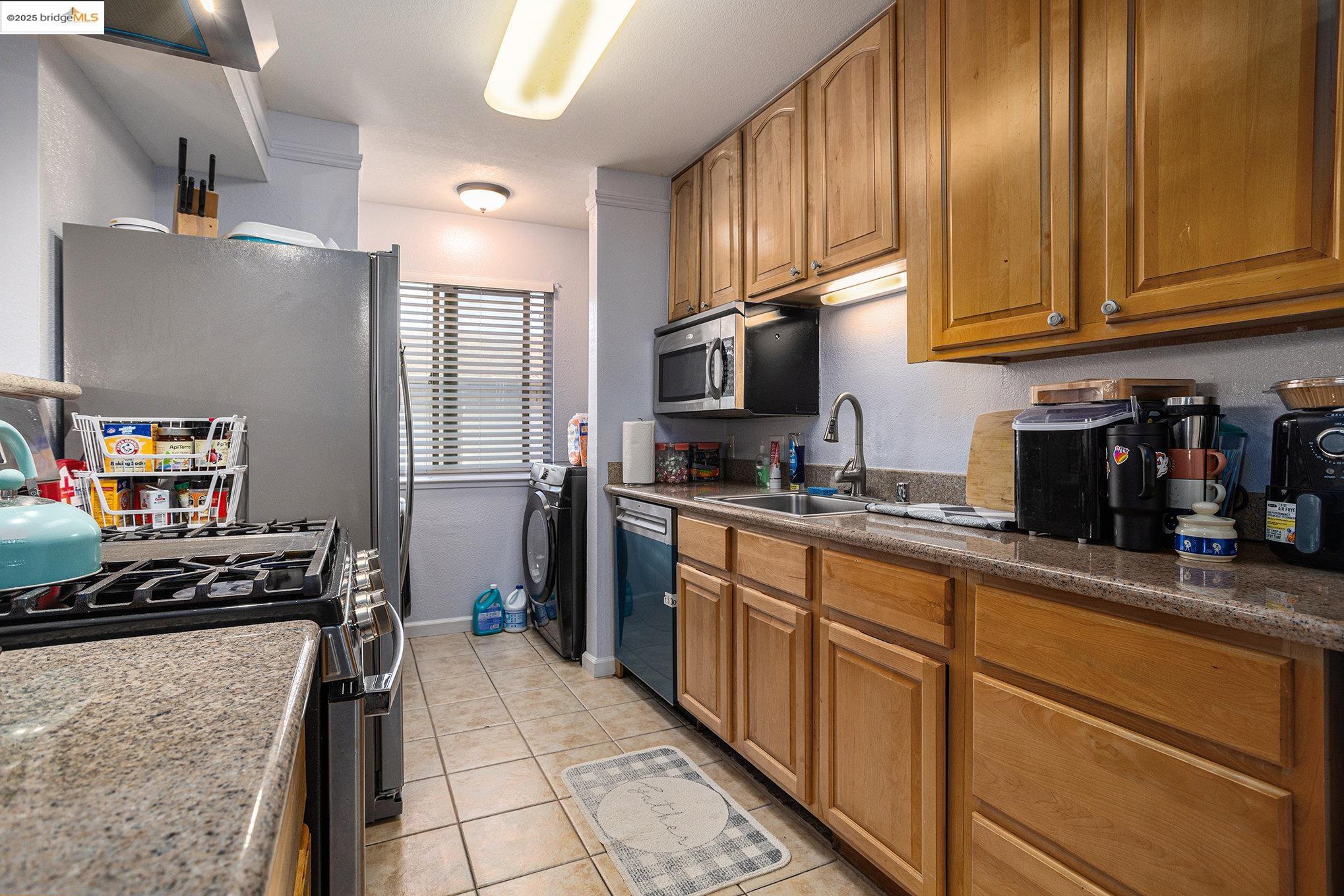 Detail Gallery Image 8 of 28 For 1183 Lakeview Cir, Pittsburg,  CA 94565 - 3 Beds | 2 Baths