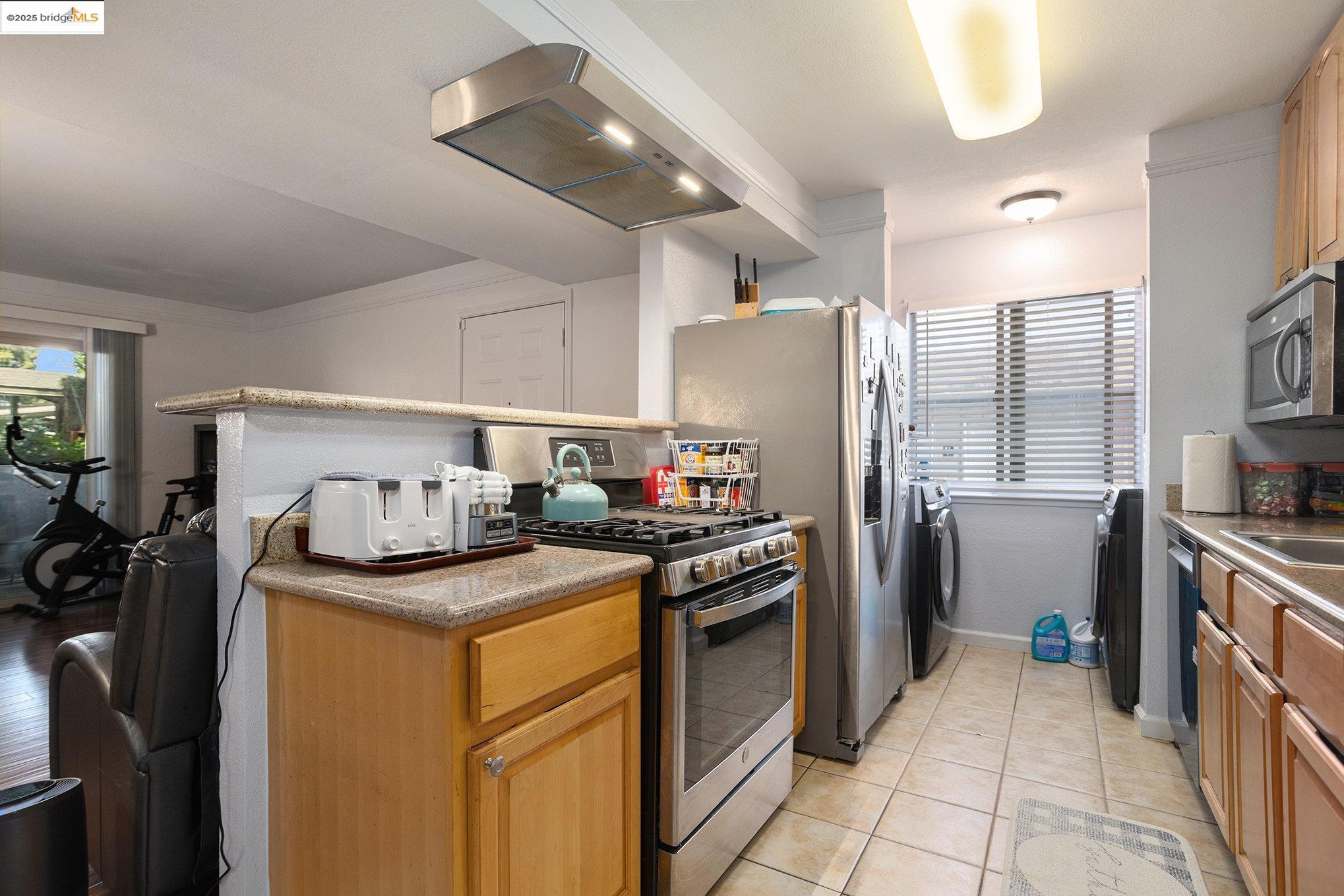 Detail Gallery Image 9 of 28 For 1183 Lakeview Cir, Pittsburg,  CA 94565 - 3 Beds | 2 Baths