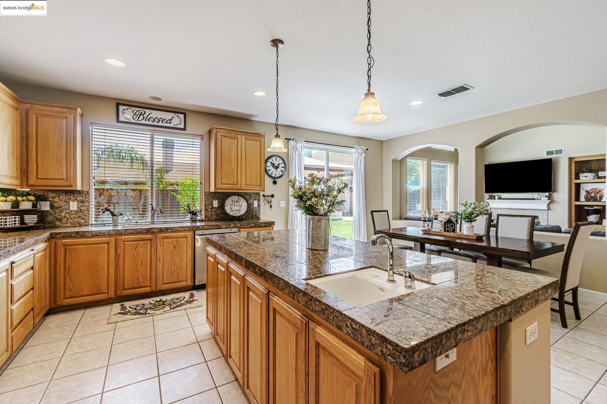 Detail Gallery Image 19 of 55 For 2480 Stanford Way, Antioch,  CA 94531 - 5 Beds | 3/1 Baths