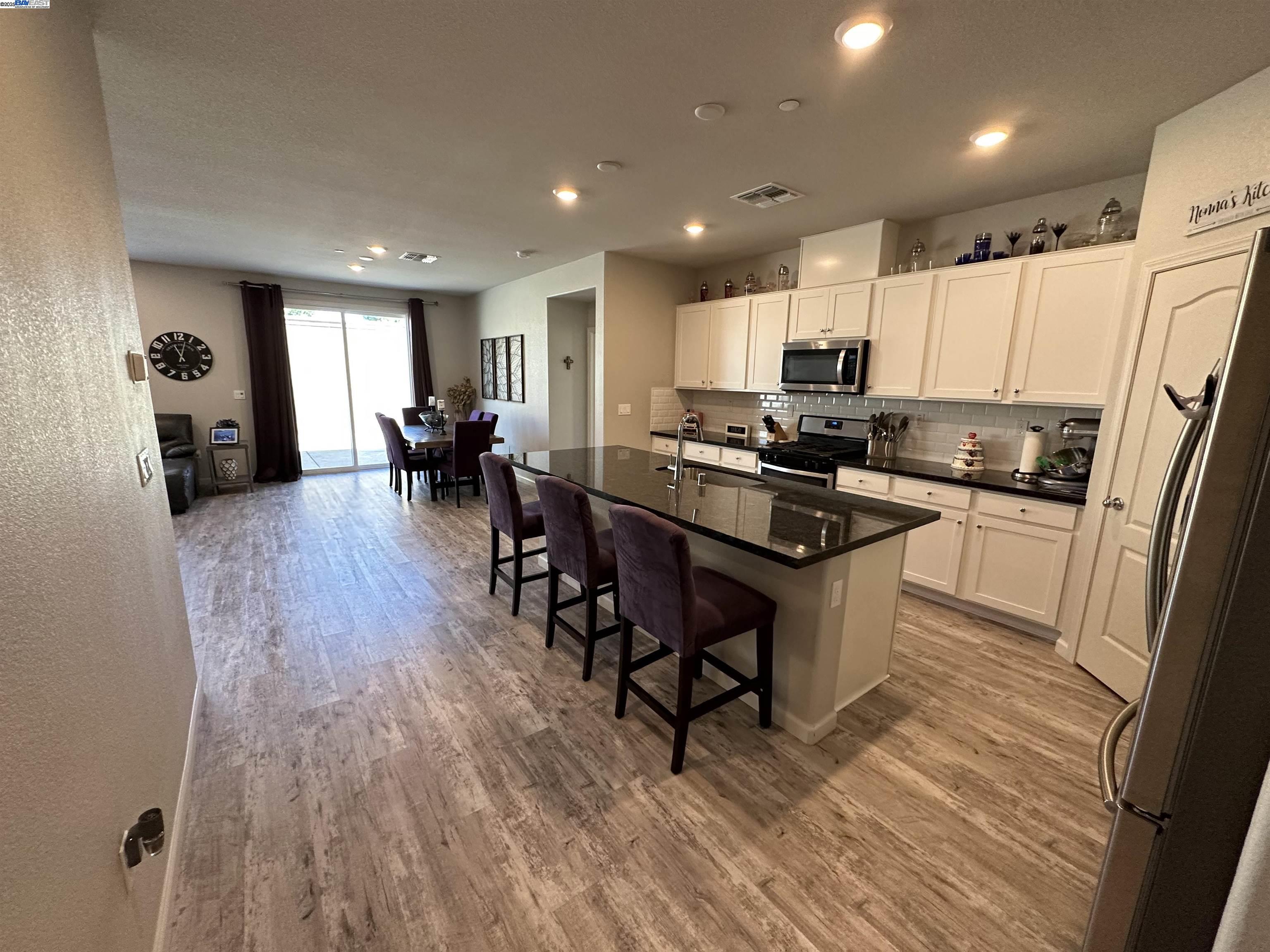 Detail Gallery Image 2 of 26 For 1340 Dorrington Ln, Manteca,  CA 95337 - 3 Beds | 2 Baths