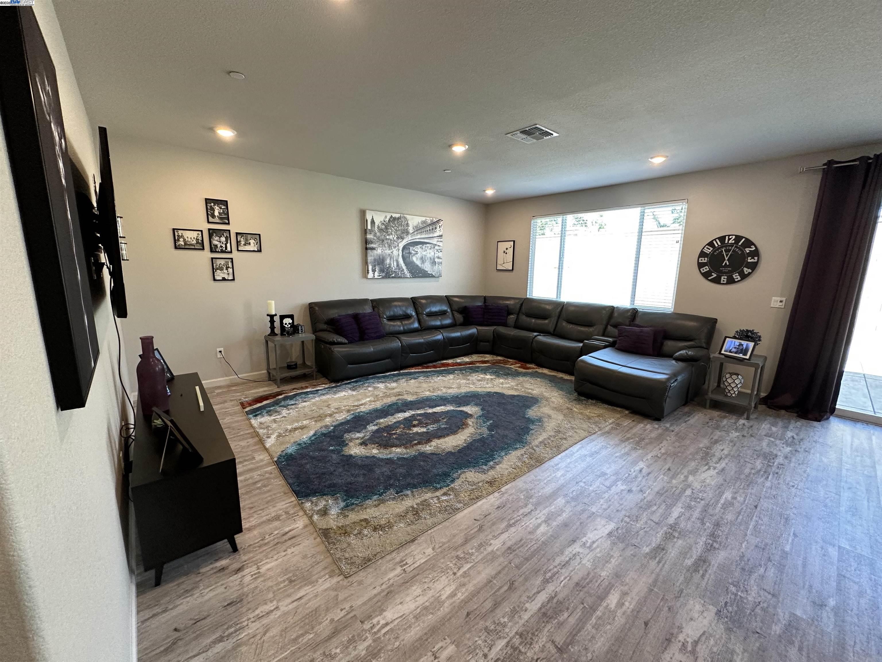Detail Gallery Image 5 of 26 For 1340 Dorrington Ln, Manteca,  CA 95337 - 3 Beds | 2 Baths