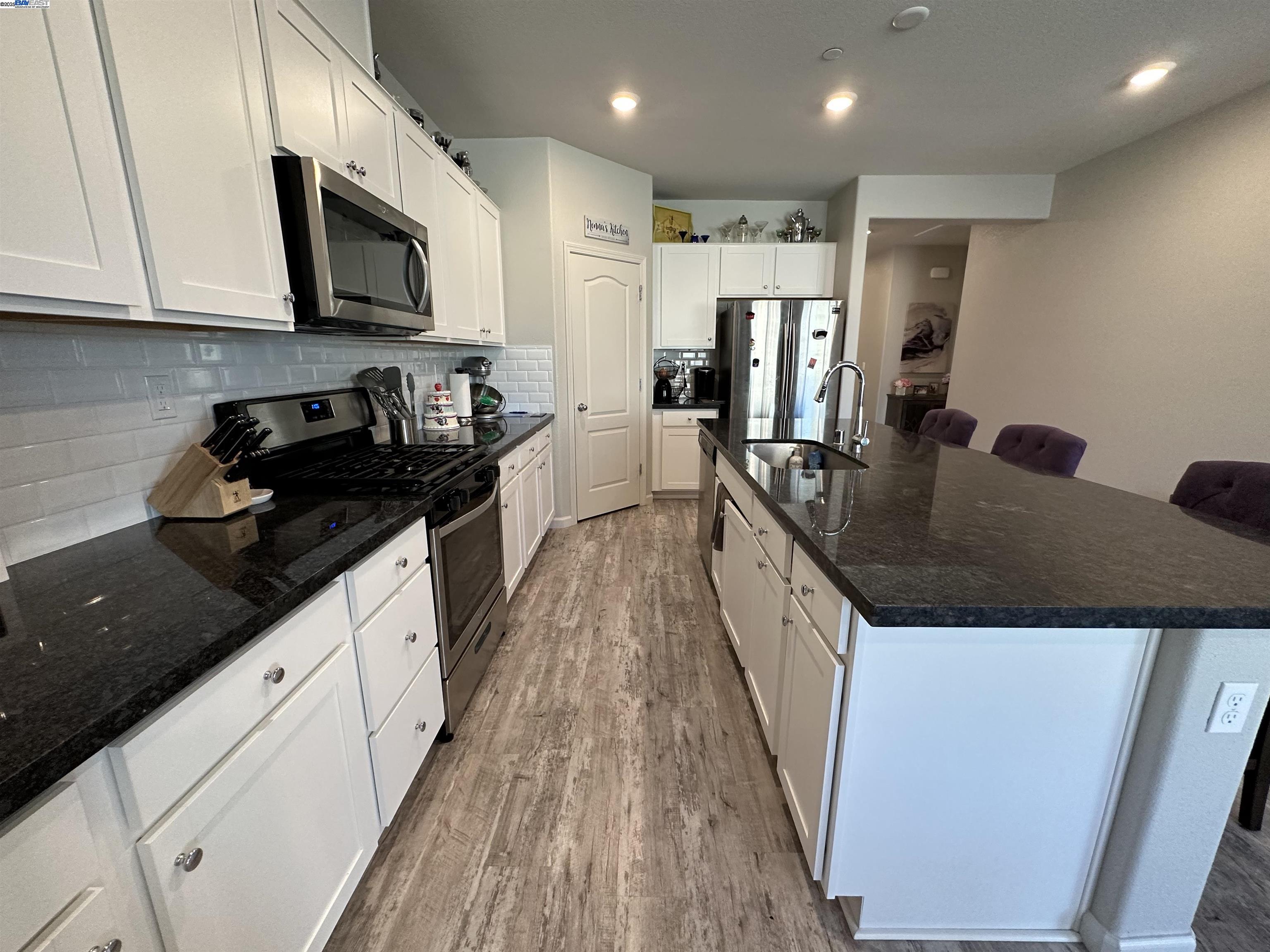 Detail Gallery Image 8 of 26 For 1340 Dorrington Ln, Manteca,  CA 95337 - 3 Beds | 2 Baths