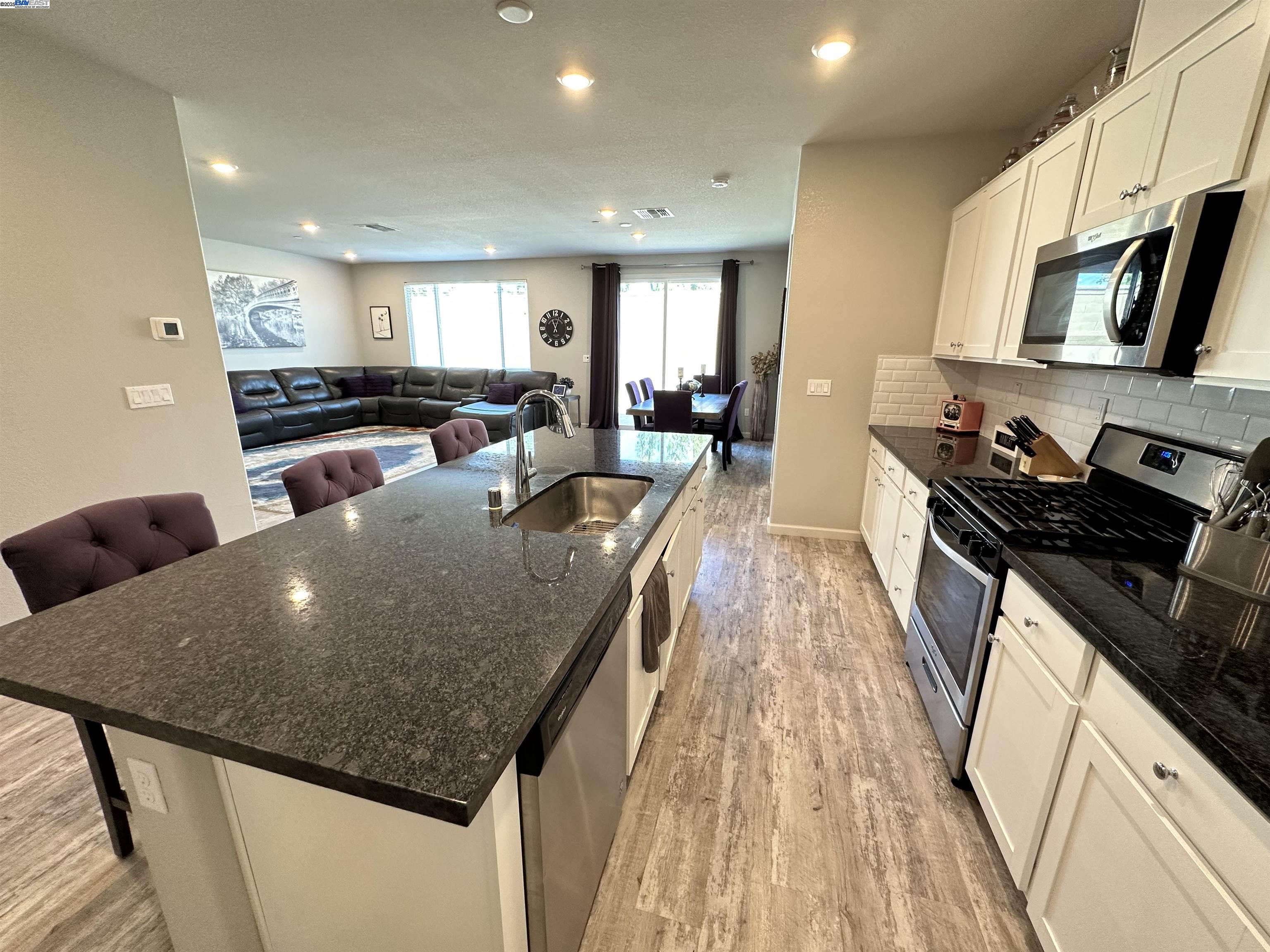 Detail Gallery Image 9 of 26 For 1340 Dorrington Ln, Manteca,  CA 95337 - 3 Beds | 2 Baths