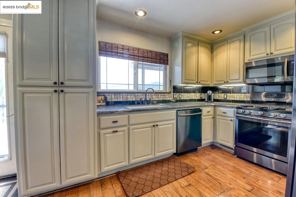Detail Gallery Image 8 of 37 For 20239 Pleasantview, Groveland,  CA 95321-9367 - 3 Beds | 3 Baths