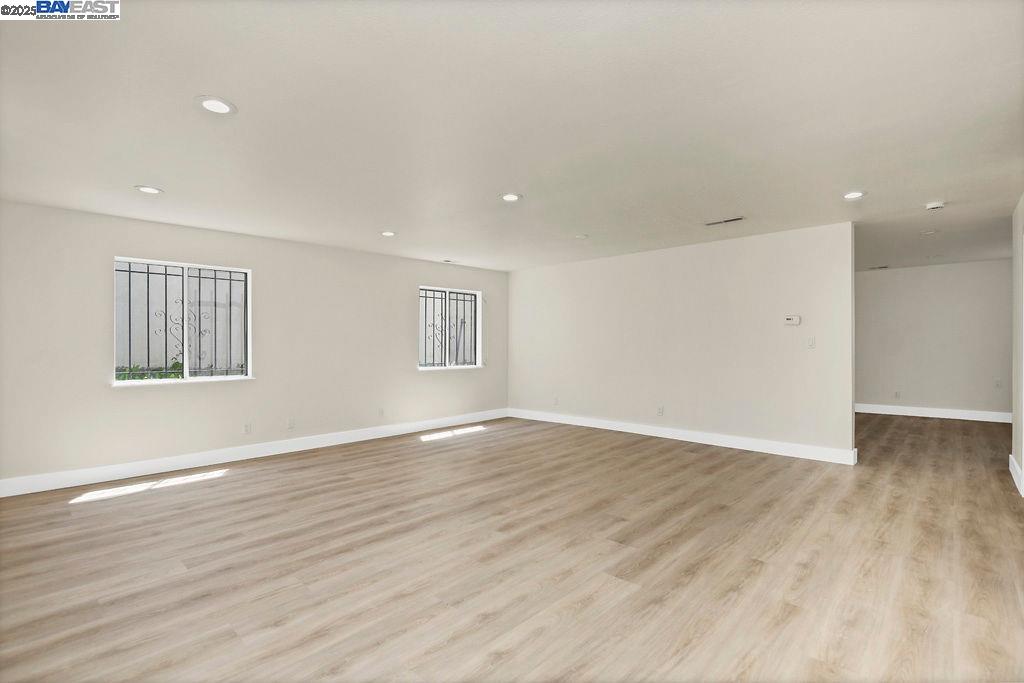 Detail Gallery Image 4 of 27 For 3251 Hyde St, Oakland,  CA 94601 - 5 Beds | 2/1 Baths