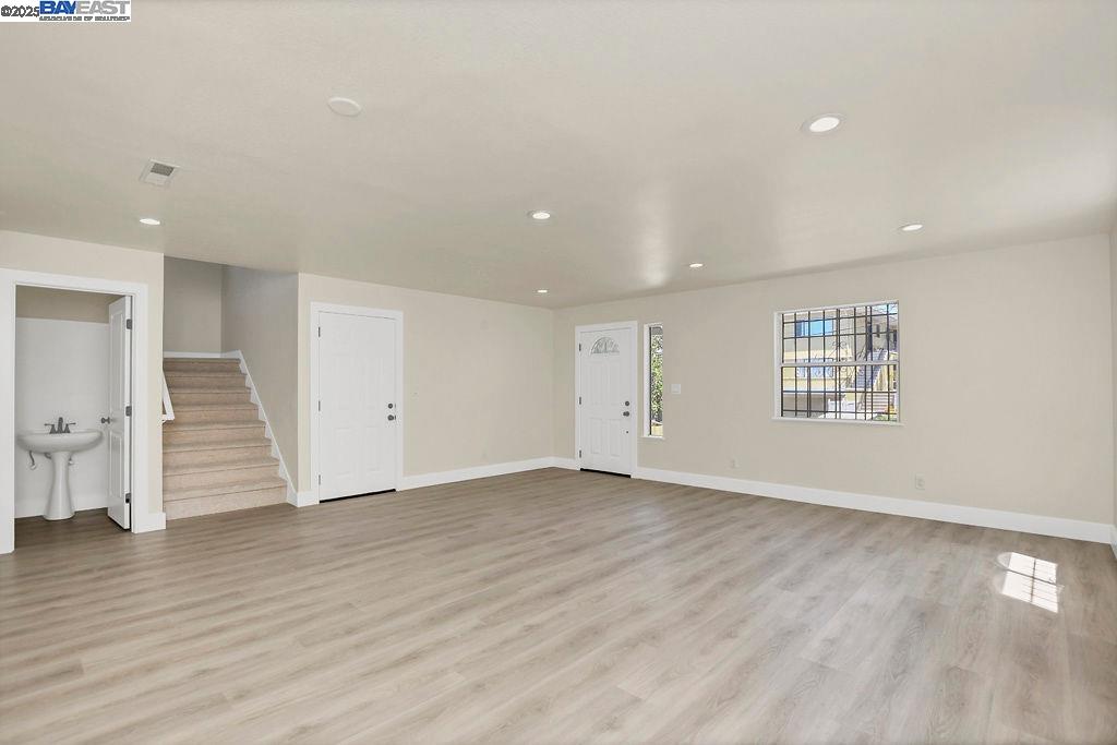 Detail Gallery Image 5 of 27 For 3251 Hyde St, Oakland,  CA 94601 - 5 Beds | 2/1 Baths