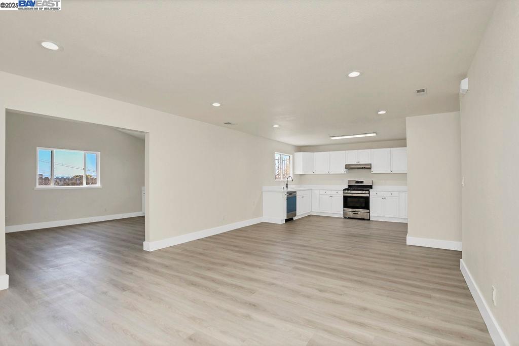 Detail Gallery Image 7 of 27 For 3251 Hyde St, Oakland,  CA 94601 - 5 Beds | 2/1 Baths