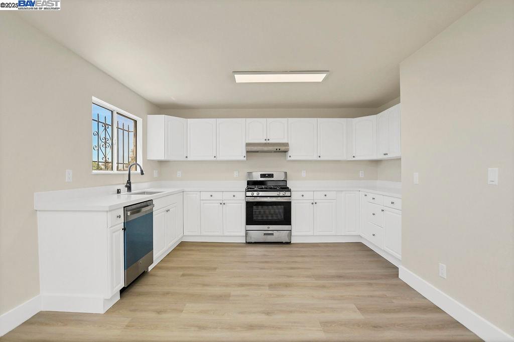Detail Gallery Image 8 of 27 For 3251 Hyde St, Oakland,  CA 94601 - 5 Beds | 2/1 Baths
