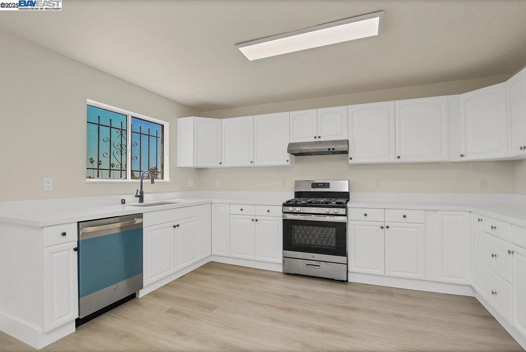 Detail Gallery Image 9 of 27 For 3251 Hyde St, Oakland,  CA 94601 - 5 Beds | 2/1 Baths