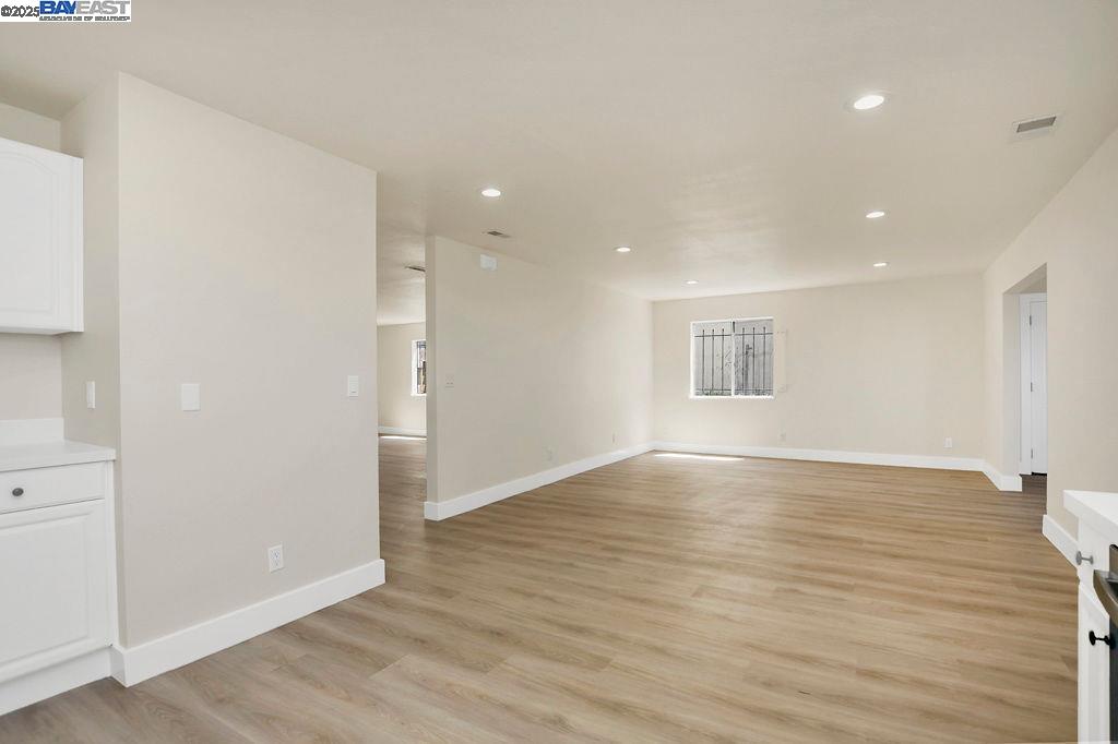 Detail Gallery Image 10 of 27 For 3251 Hyde St, Oakland,  CA 94601 - 5 Beds | 2/1 Baths