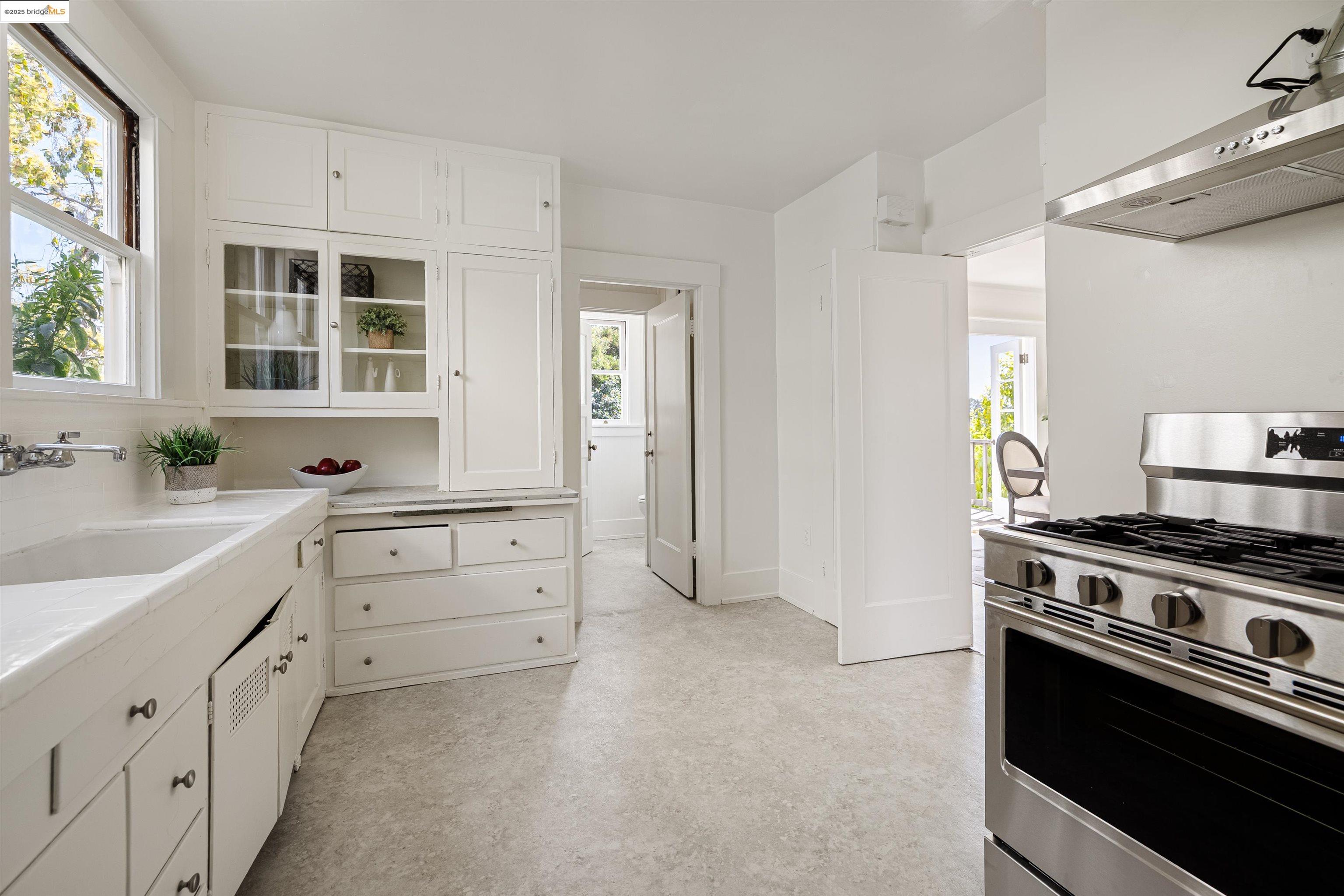 Detail Gallery Image 28 of 50 For 1036 Annerley Rd, Piedmont,  CA 94610 - 3 Beds | 1/1 Baths