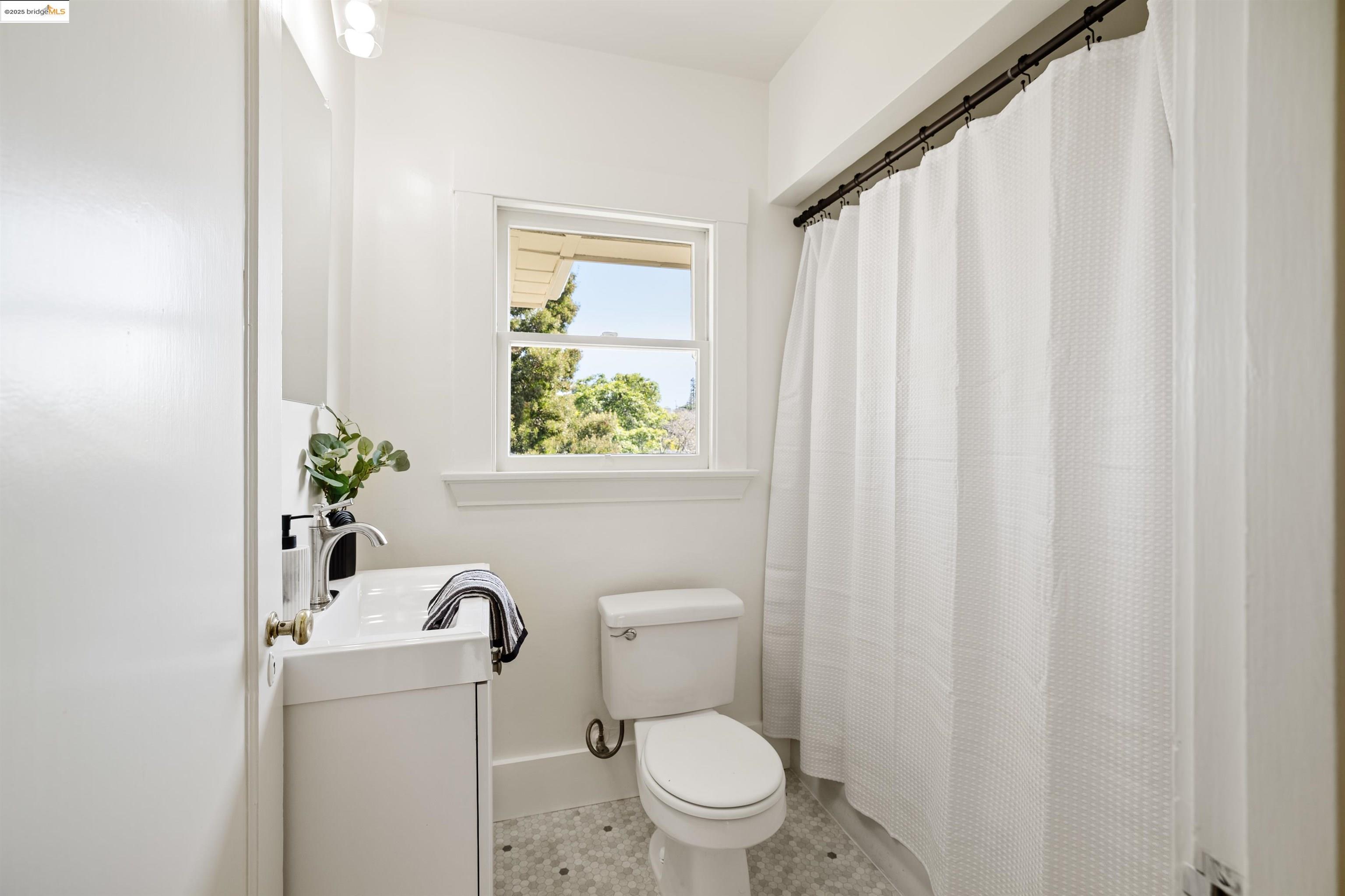 Detail Gallery Image 47 of 50 For 1036 Annerley Rd, Piedmont,  CA 94610 - 3 Beds | 1/1 Baths