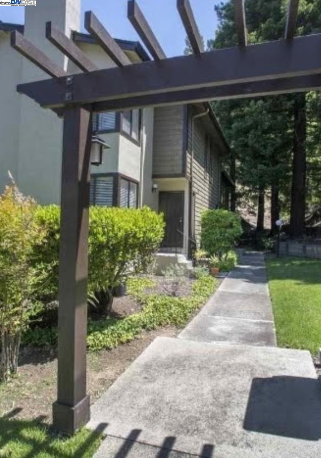 Detail Gallery Image 4 of 21 For 1069 Cedar Ct, Crockett,  CA 94525 - 3 Beds | 1/1 Baths
