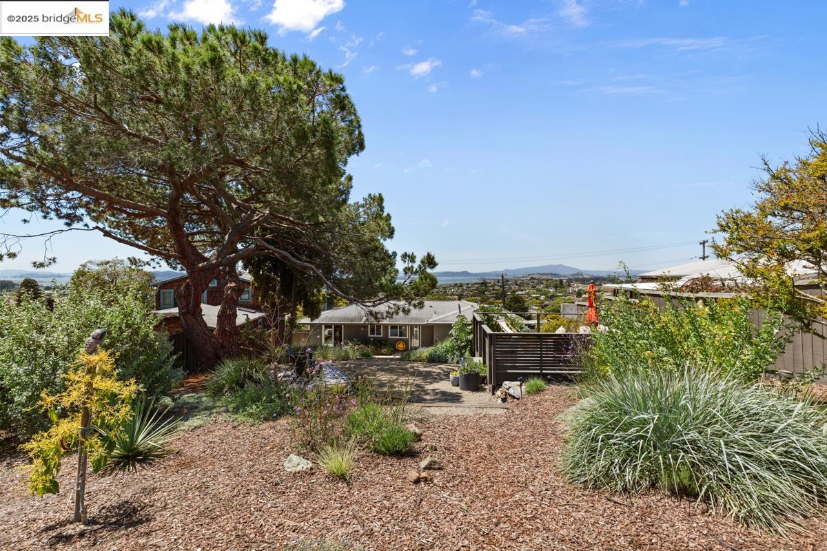 Detail Gallery Image 5 of 58 For 7376 Stockton Ave, El Cerrito,  CA 94530-2962 - 3 Beds | 3 Baths