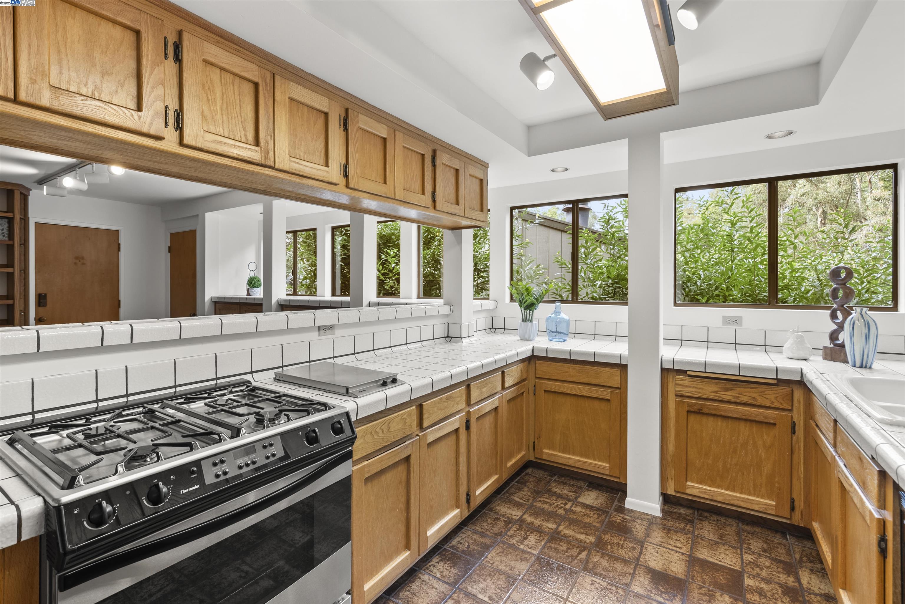 6425 Zinn Dr, Oakland, California 94611, 4 Bedrooms Bedrooms, ,2 BathroomsBathrooms,Residential Lease,For Rent,6425 Zinn Dr,41096308