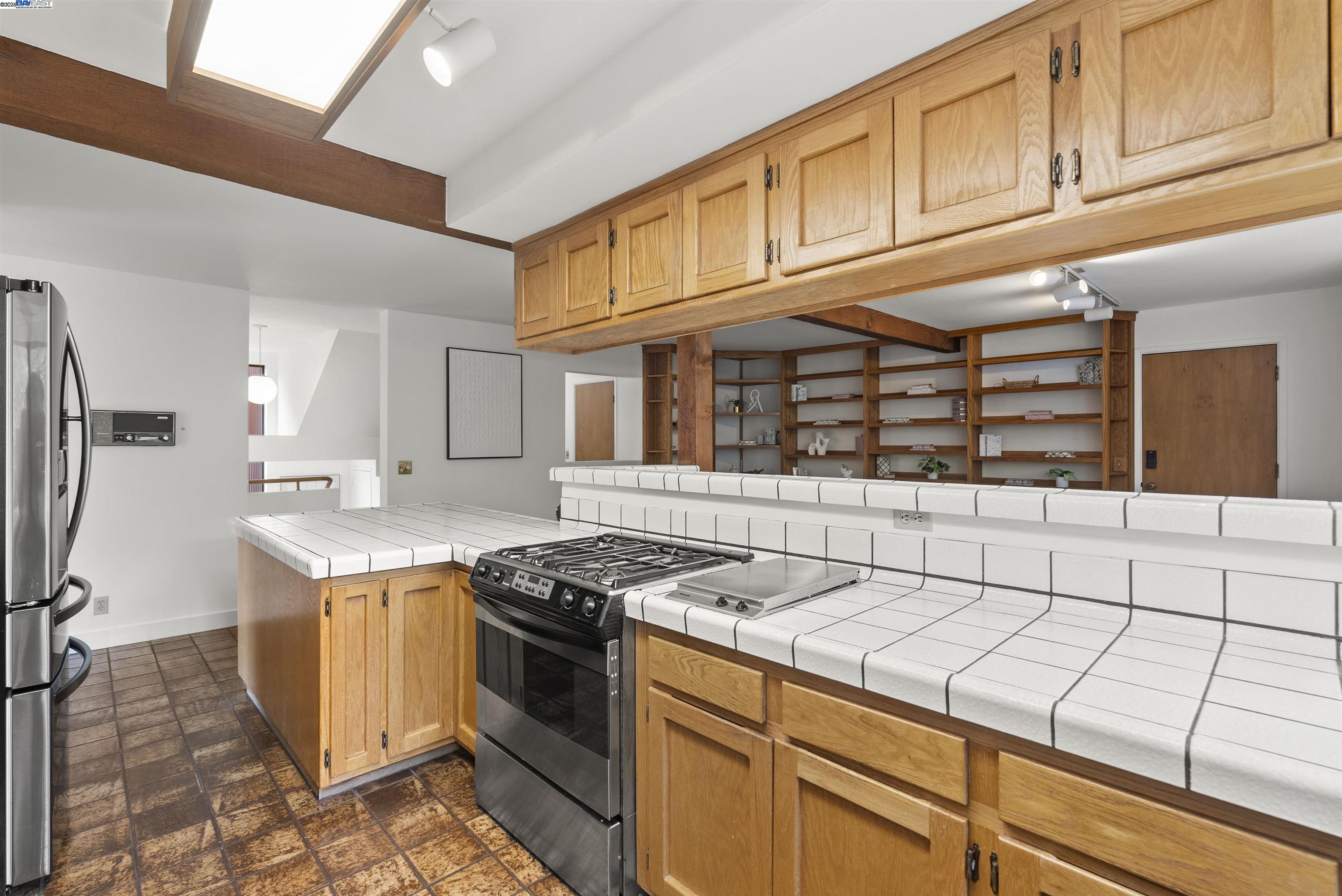 6425 Zinn Dr, Oakland, California 94611, 4 Bedrooms Bedrooms, ,2 BathroomsBathrooms,Residential Lease,For Rent,6425 Zinn Dr,41096308