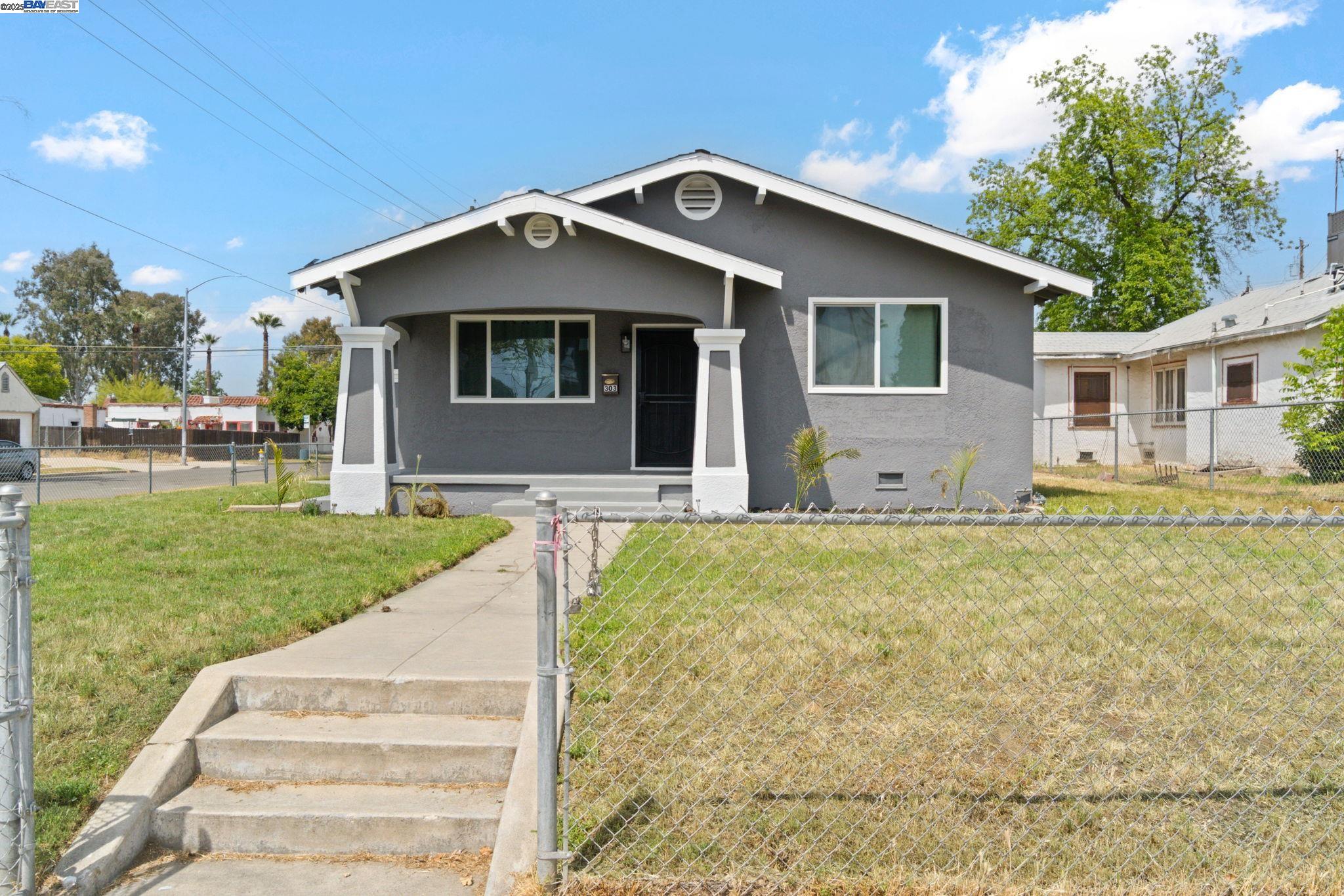 Detail Gallery Image 1 of 1 For 303 E Hawes, Fresno,  CA 93706 - 4 Beds | 2 Baths