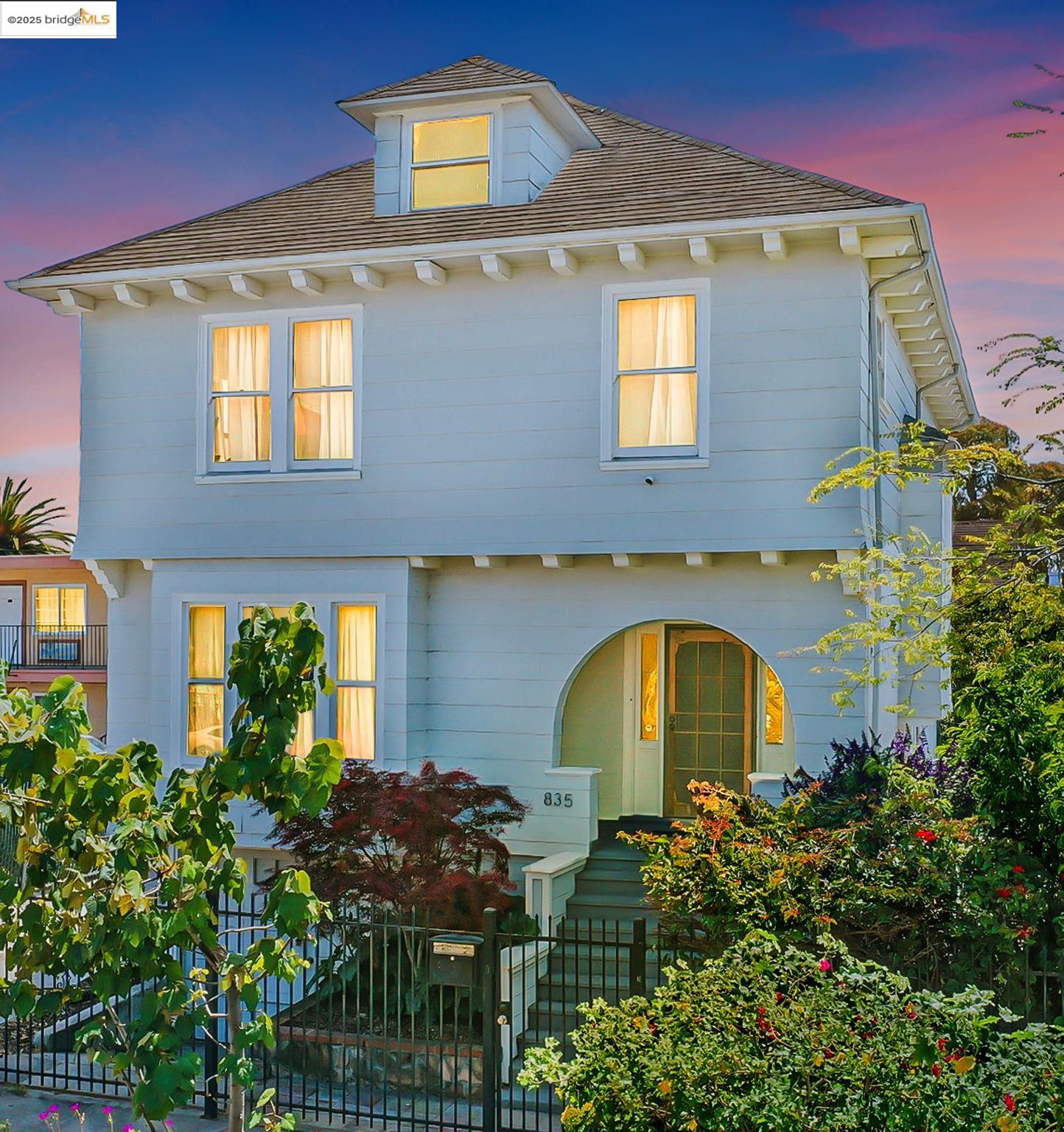 Detail Gallery Image 1 of 52 For 835 W Macarthur, Oakland,  CA 94608 - 4 Beds | 2 Baths