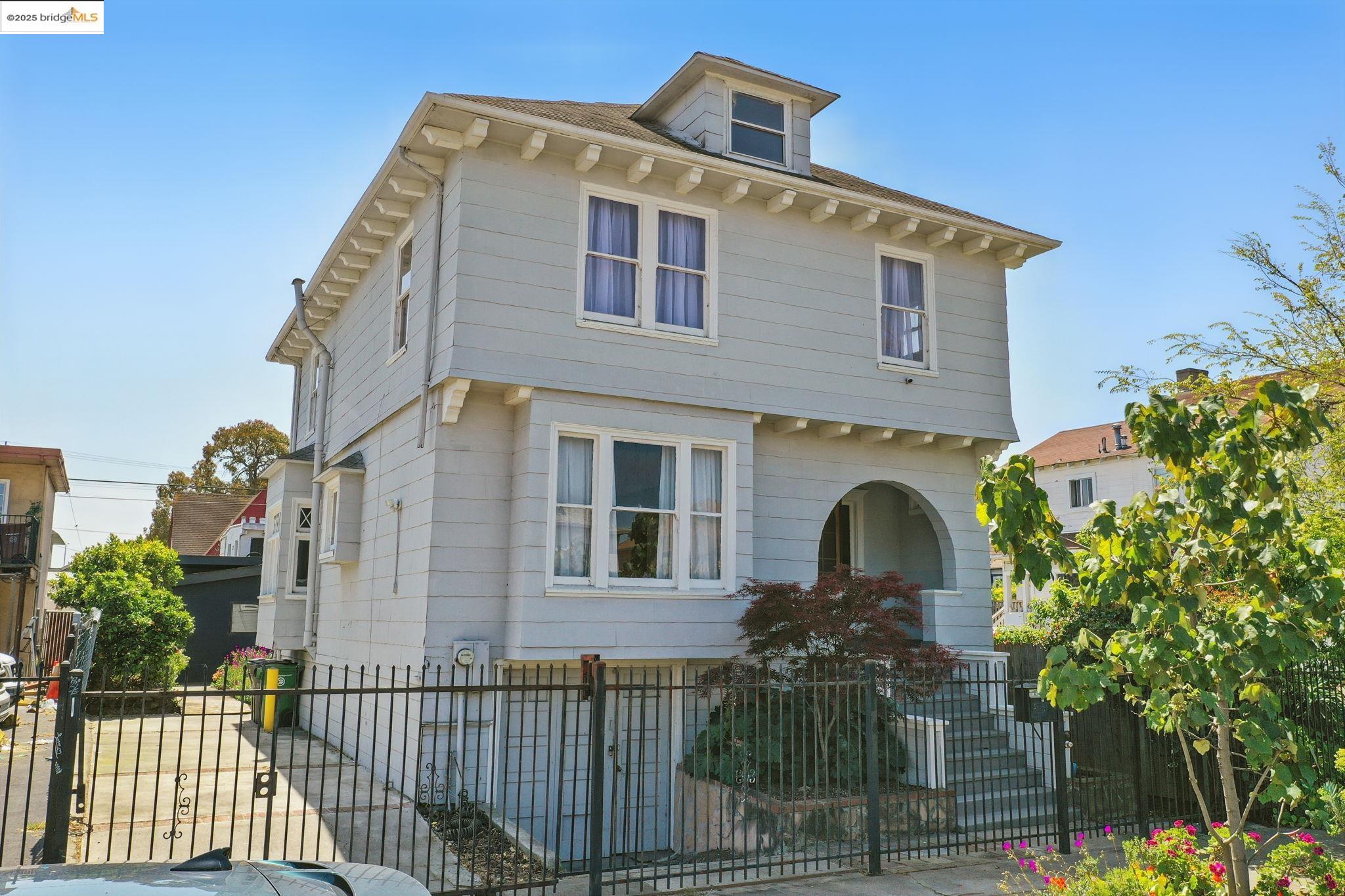 Detail Gallery Image 2 of 52 For 835 W Macarthur, Oakland,  CA 94608 - 4 Beds | 2 Baths