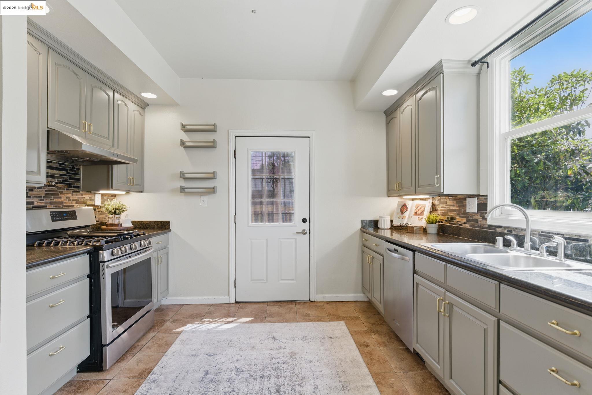 Detail Gallery Image 11 of 52 For 835 W Macarthur, Oakland,  CA 94608 - 4 Beds | 2 Baths