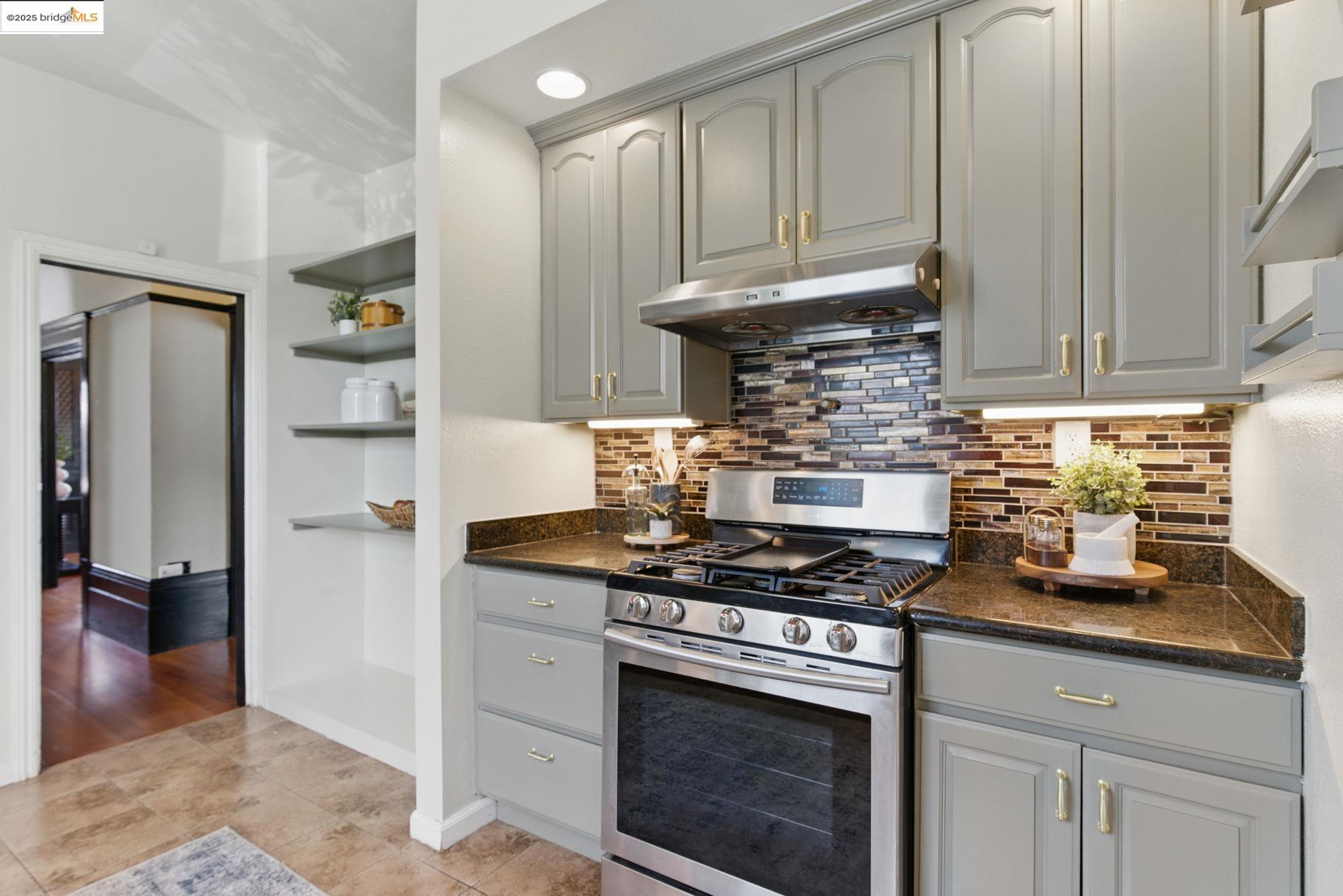 Detail Gallery Image 12 of 52 For 835 W Macarthur, Oakland,  CA 94608 - 4 Beds | 2 Baths