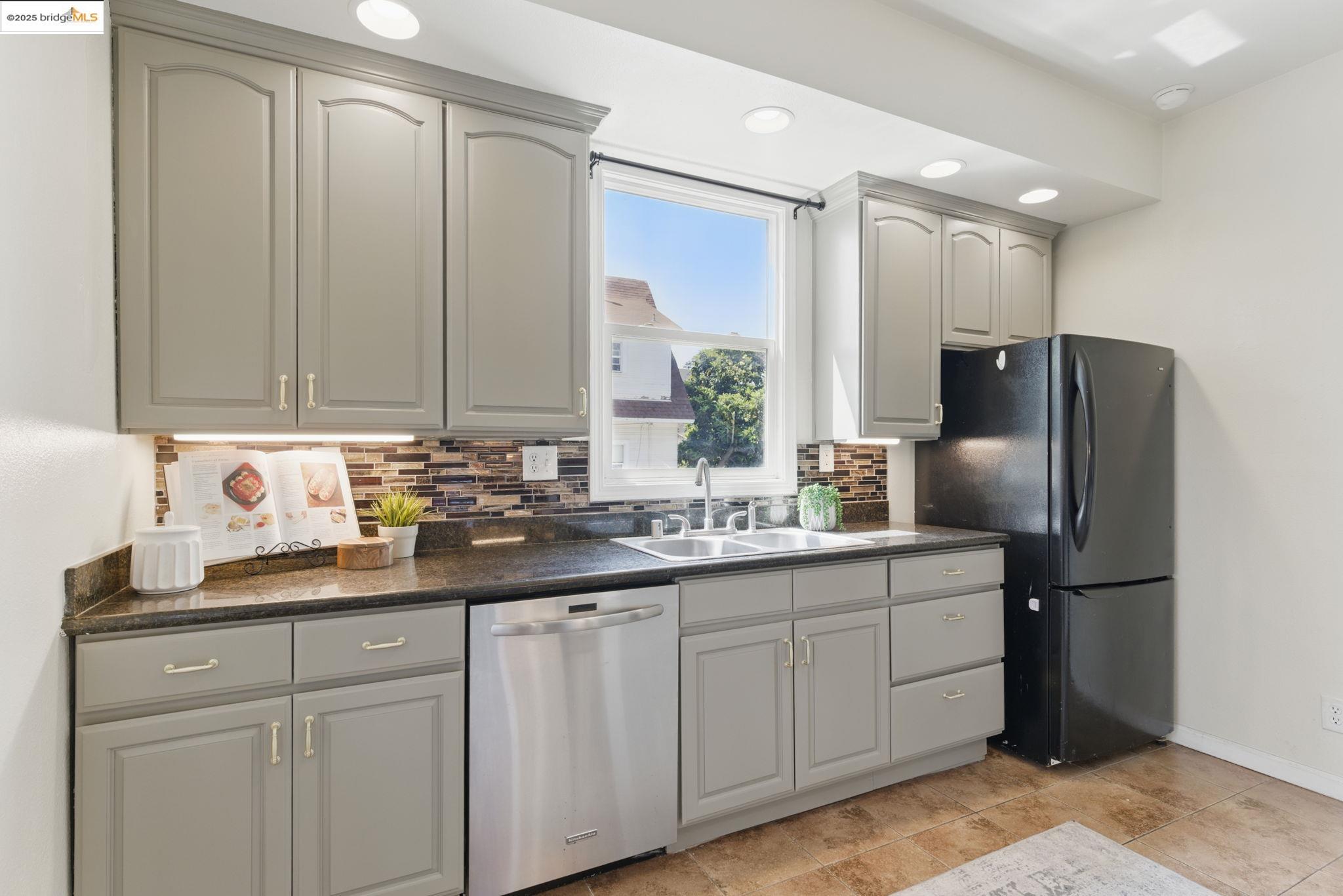 Detail Gallery Image 13 of 52 For 835 W Macarthur, Oakland,  CA 94608 - 4 Beds | 2 Baths