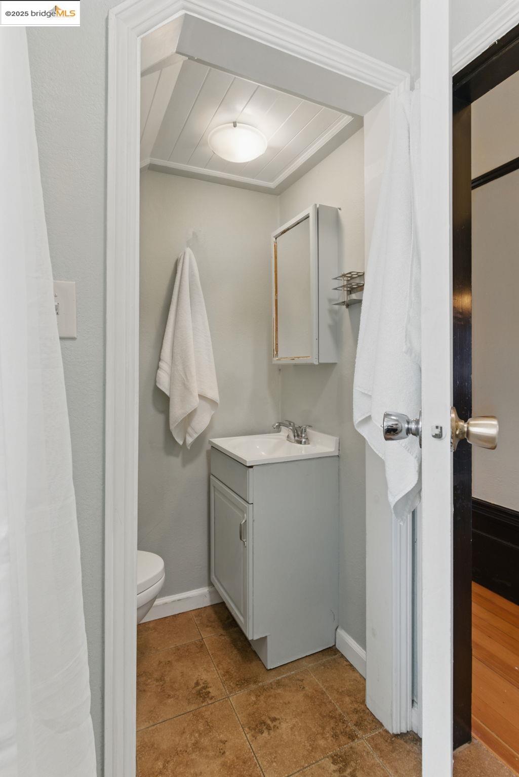 Detail Gallery Image 15 of 52 For 835 W Macarthur, Oakland,  CA 94608 - 4 Beds | 2 Baths