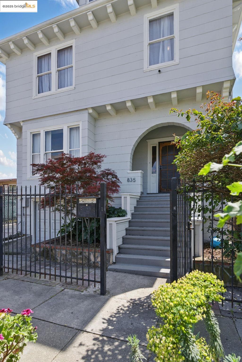 Detail Gallery Image 3 of 52 For 835 W Macarthur, Oakland,  CA 94608 - 4 Beds | 2 Baths