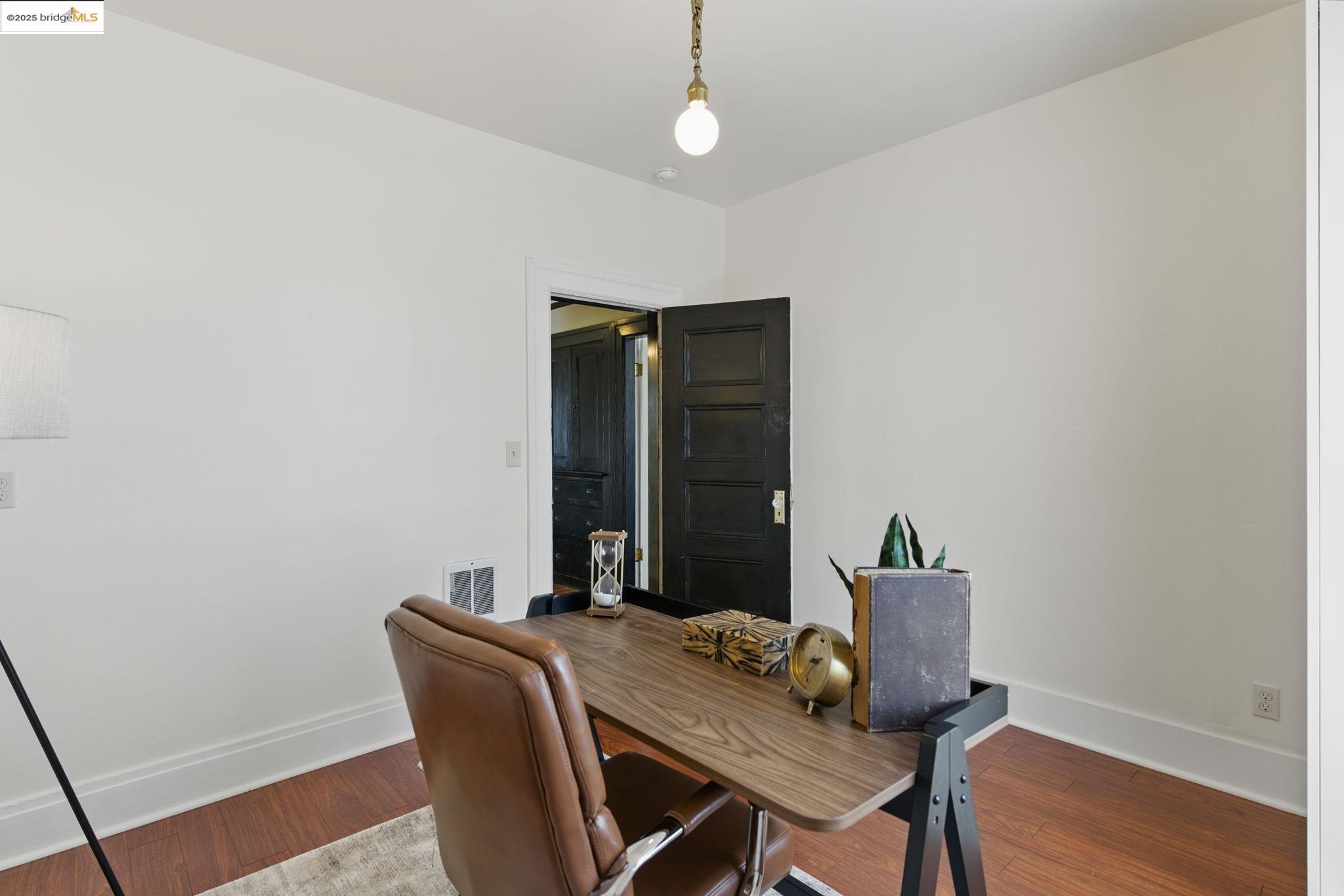 Detail Gallery Image 23 of 52 For 835 W Macarthur, Oakland,  CA 94608 - 4 Beds | 2 Baths