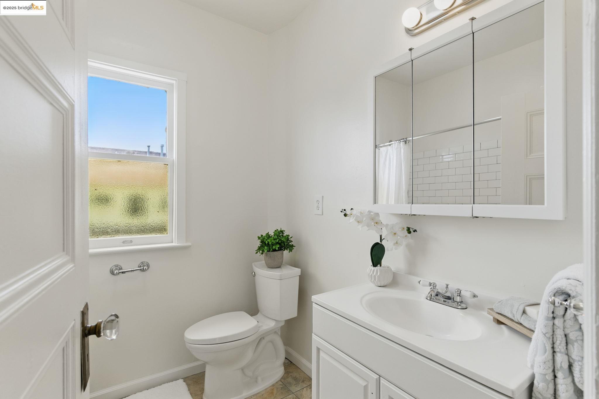 Detail Gallery Image 30 of 52 For 835 W Macarthur, Oakland,  CA 94608 - 4 Beds | 2 Baths