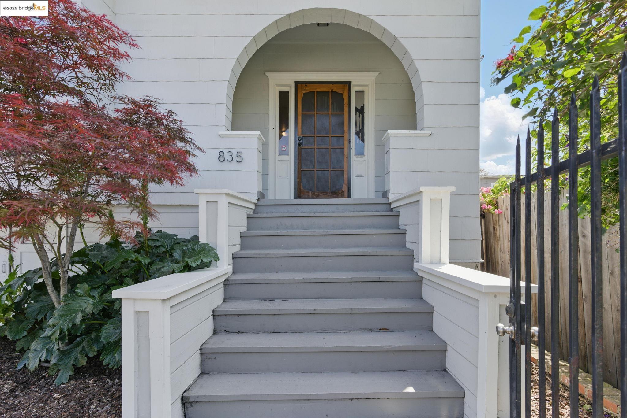 Detail Gallery Image 4 of 52 For 835 W Macarthur, Oakland,  CA 94608 - 4 Beds | 2 Baths