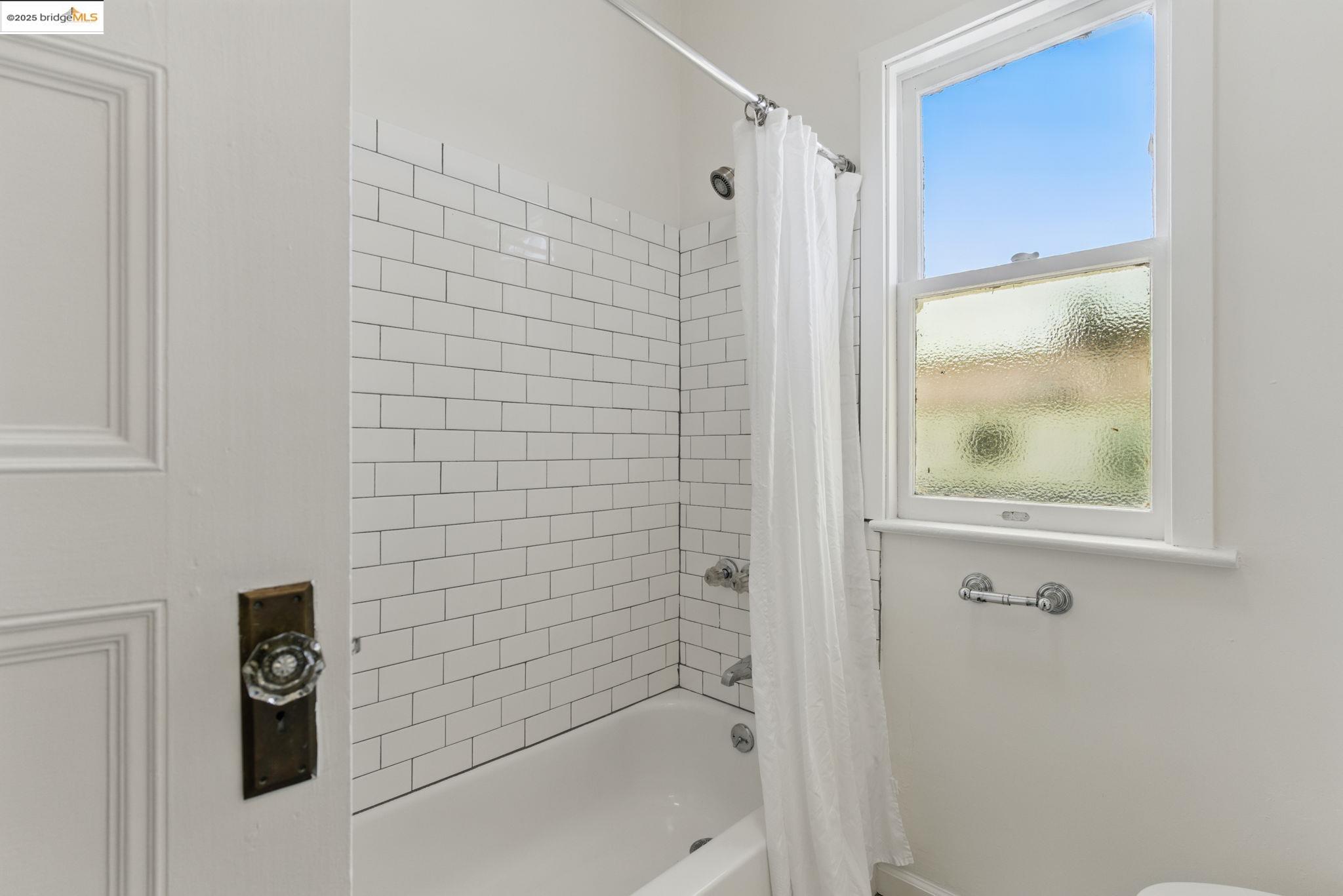 Detail Gallery Image 31 of 52 For 835 W Macarthur, Oakland,  CA 94608 - 4 Beds | 2 Baths
