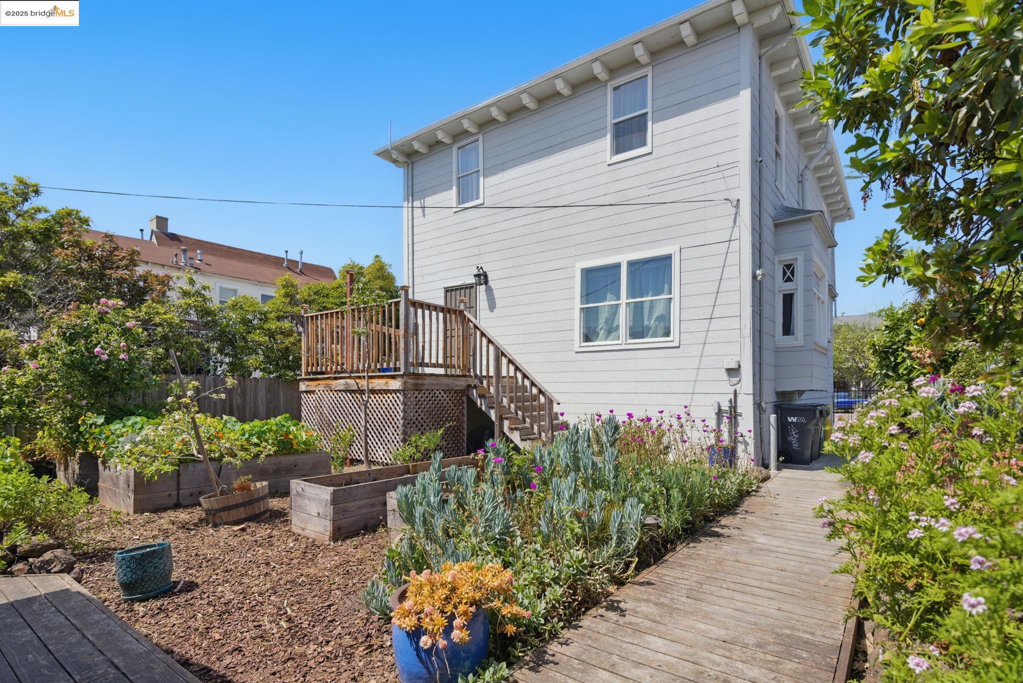 Detail Gallery Image 33 of 52 For 835 W Macarthur, Oakland,  CA 94608 - 4 Beds | 2 Baths