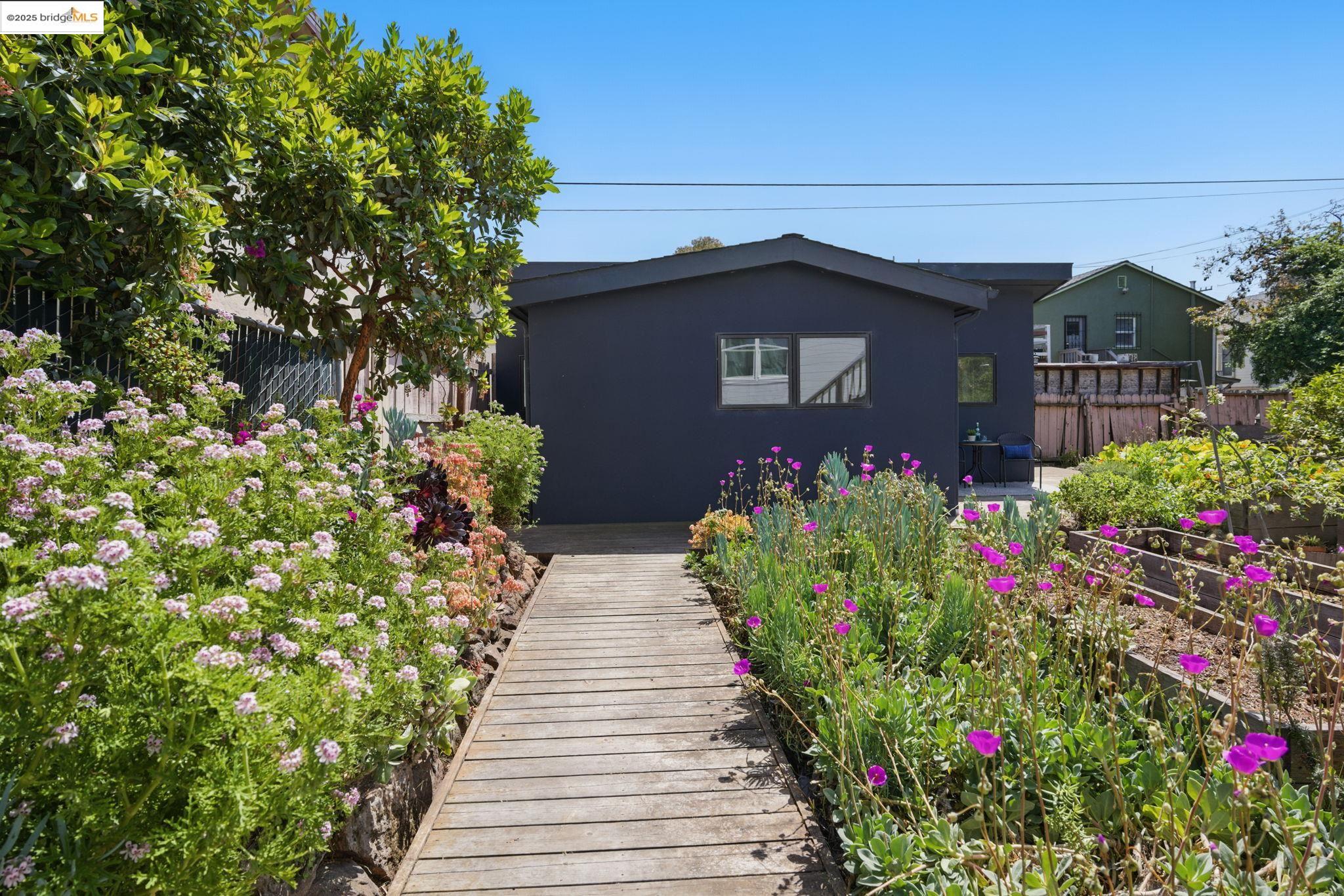 Detail Gallery Image 34 of 52 For 835 W Macarthur, Oakland,  CA 94608 - 4 Beds | 2 Baths