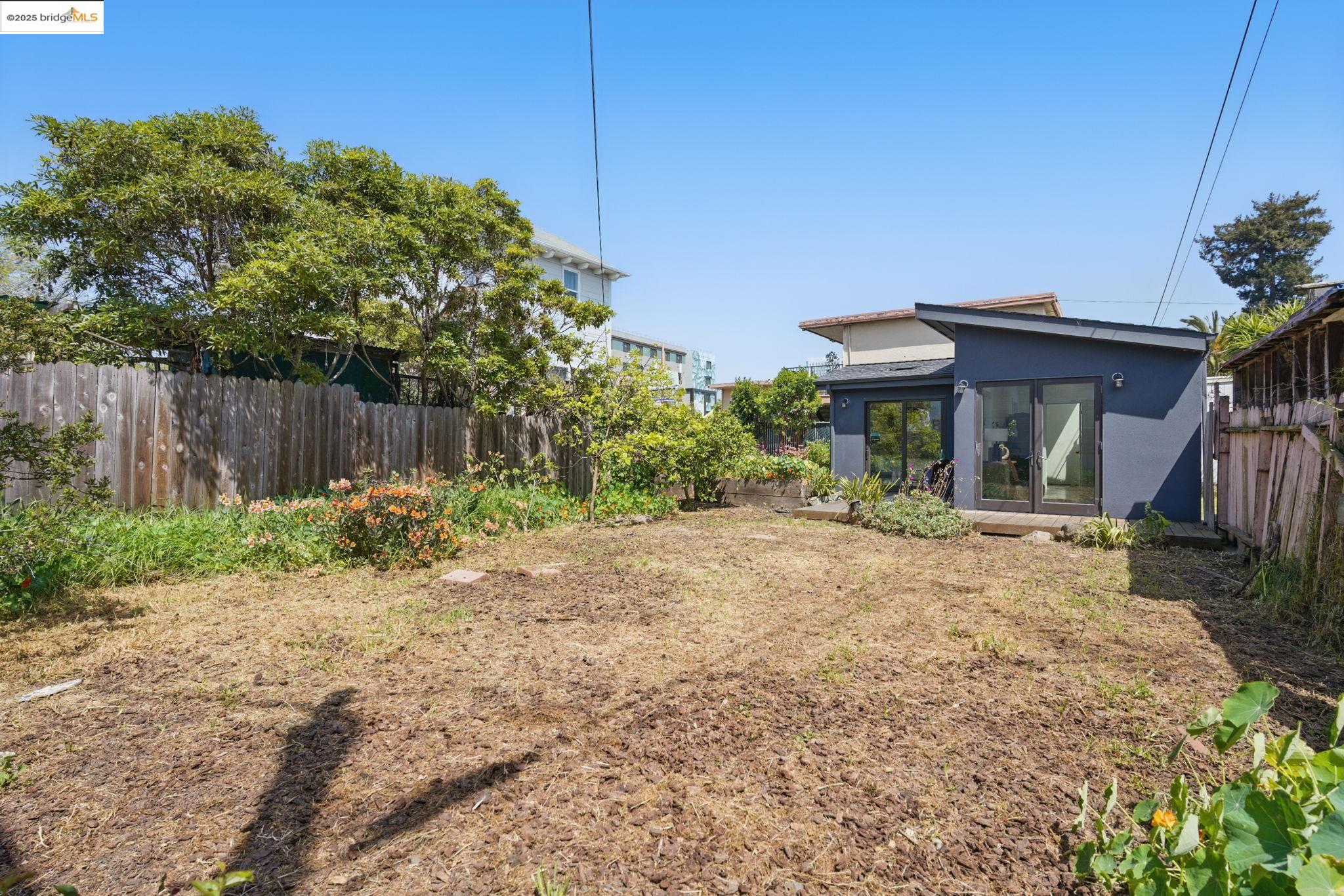 Detail Gallery Image 36 of 52 For 835 W Macarthur, Oakland,  CA 94608 - 4 Beds | 2 Baths