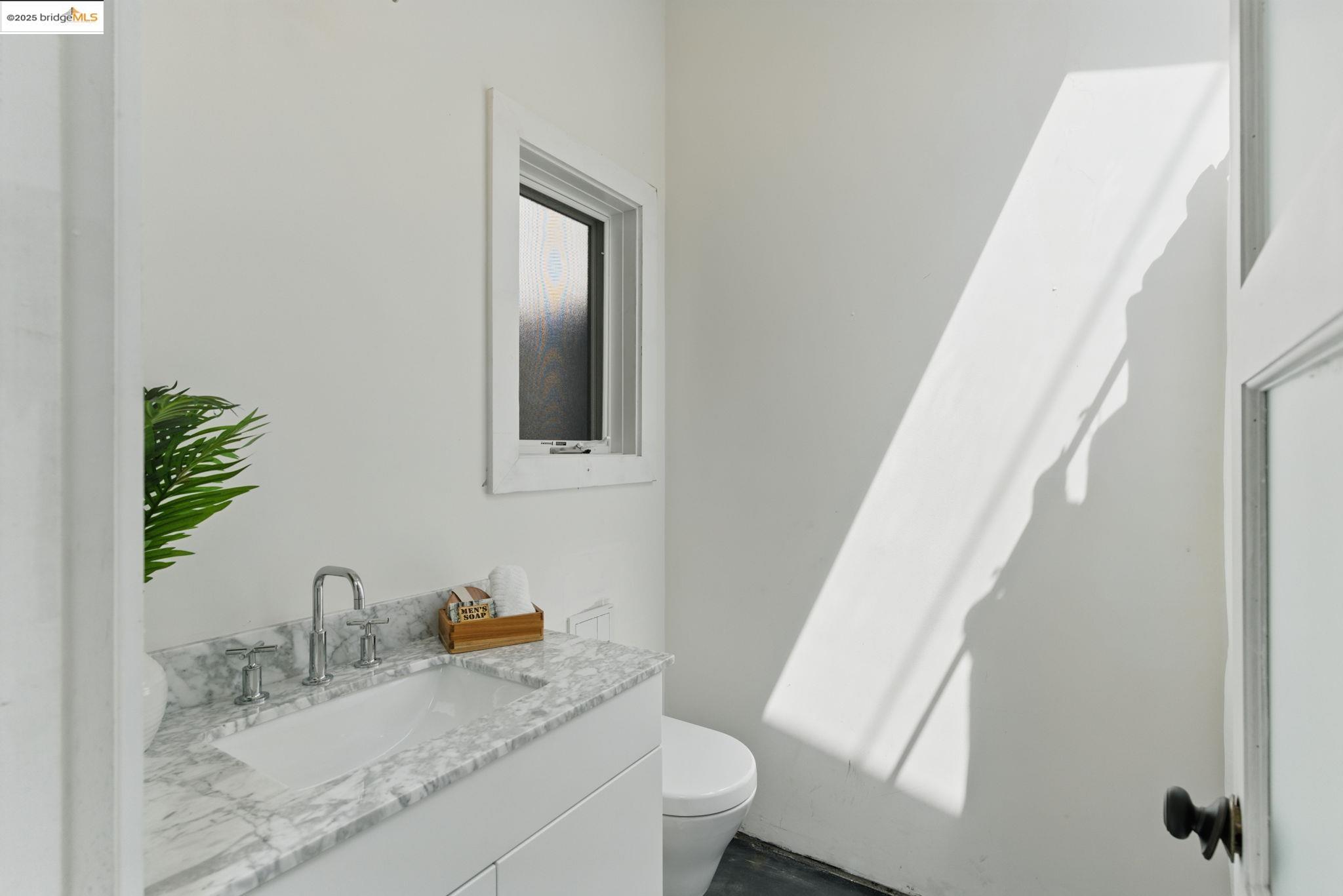 Detail Gallery Image 44 of 52 For 835 W Macarthur, Oakland,  CA 94608 - 4 Beds | 2 Baths